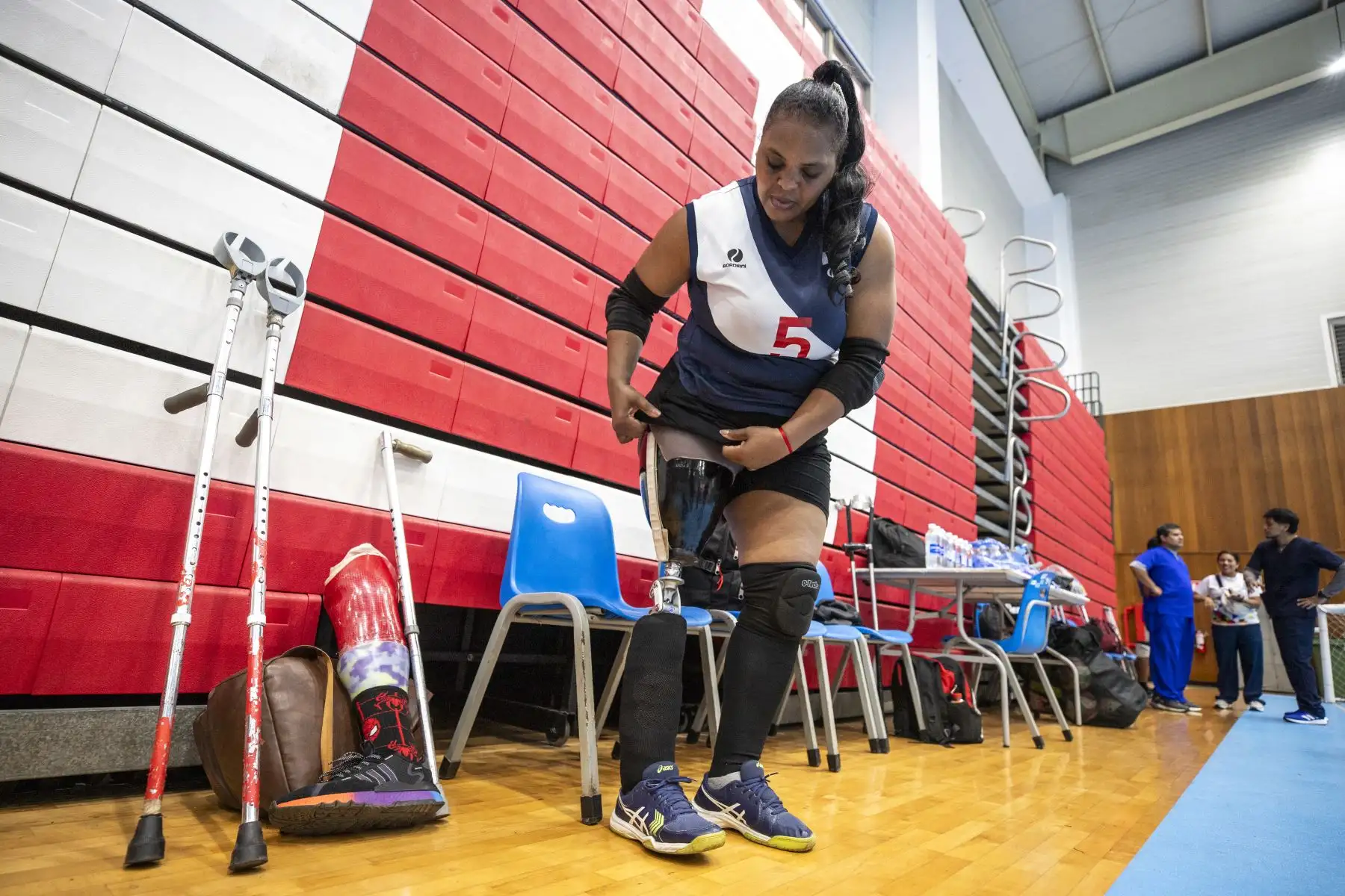 En 2025, recibió una nueva prótesis de alta gama equipada con una rodilla hidráulica y un pie de fibra de carbono, lo que le permitió mejorar significativamente su movilidad e independencia.
Foto: EsSalud