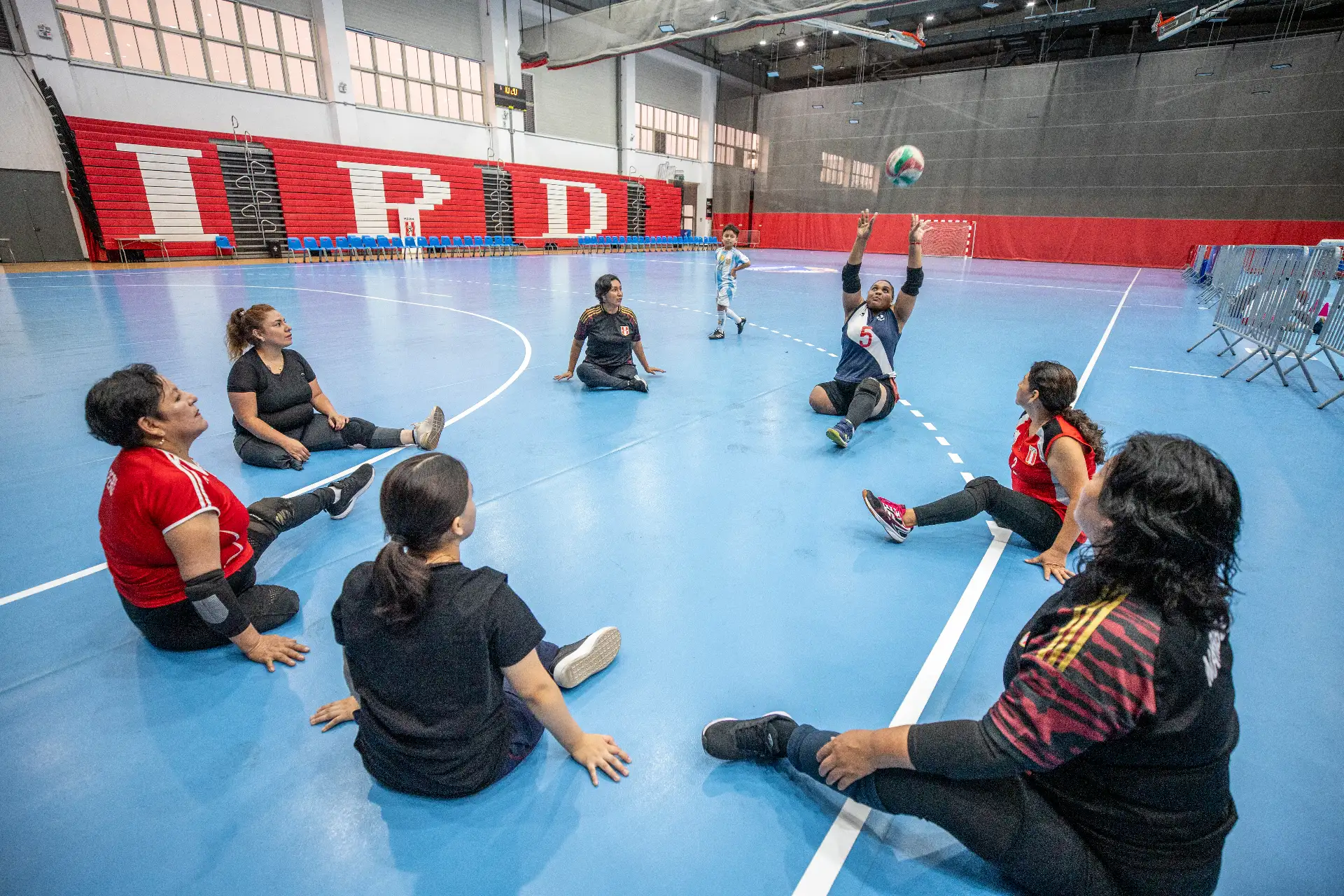 Este dispositivo, indicado y calibrado por especialistas, ha optimizado su desempeño funcional, facilitando su reintegración a la vida cotidiana y su dedicación al deporte de alto nivel.
Foto: EsSalud