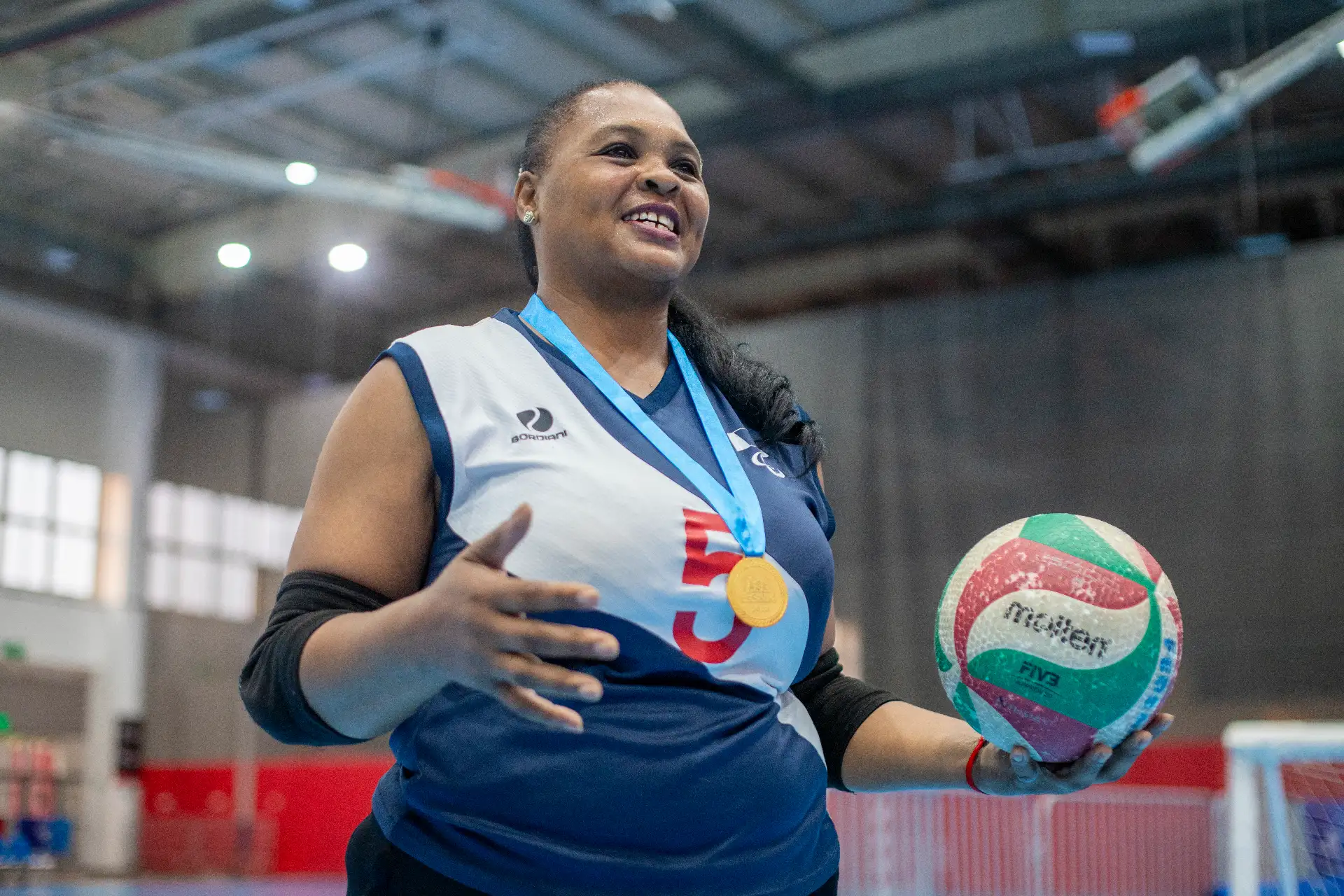 Posteriormente, en el CERP La Victoria, encontró una nueva oportunidad al conocer a Bruno Quiroz, capitán de la Selección Peruana de Vóley Sentado, quien la motivó a integrarse al equipo nacional.
Foto: EsSalud