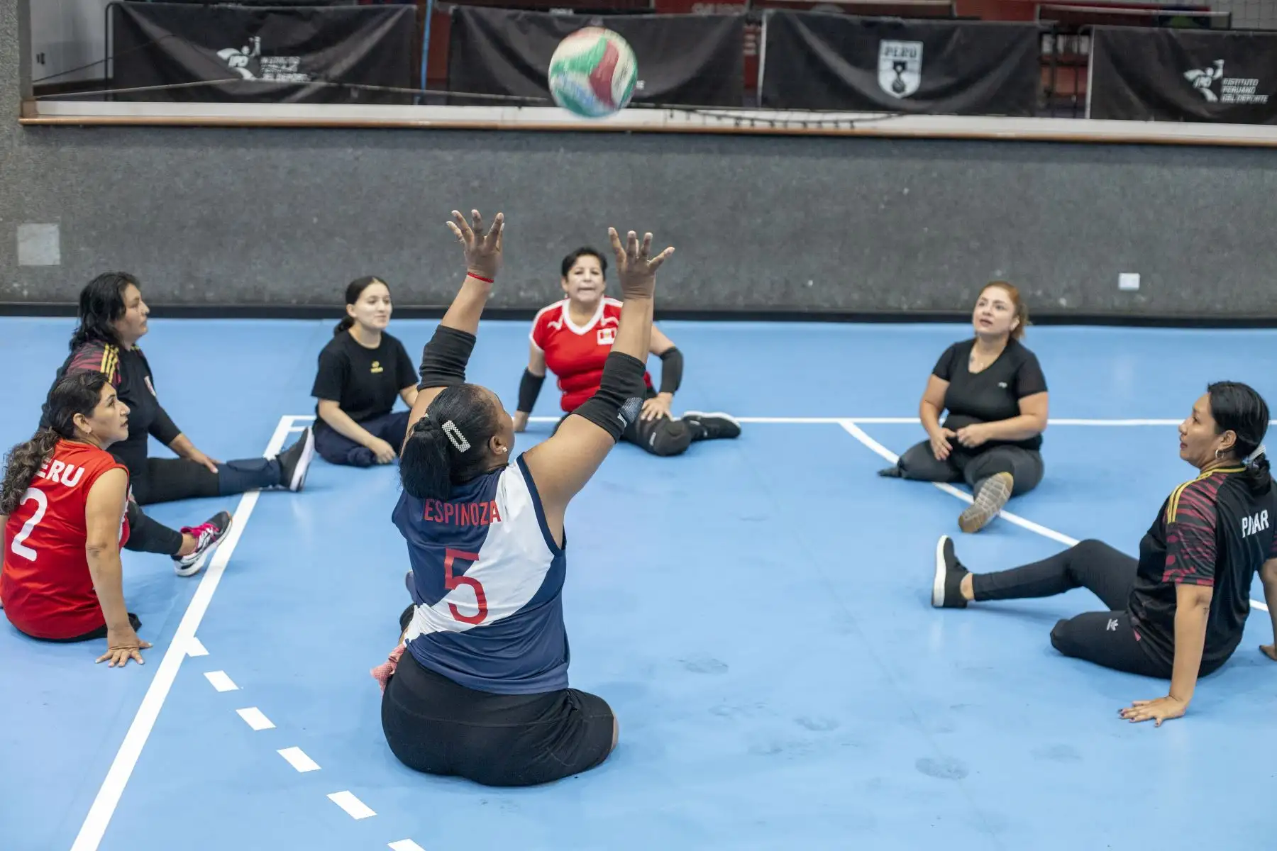 En el Departamento de Medicina de Rehabilitación del Hospital Almenara, Rosa siguió un plan terapéutico personalizado que le permitió avanzar progresivamente en su adaptación física y emocional.
Foto: EsSalud