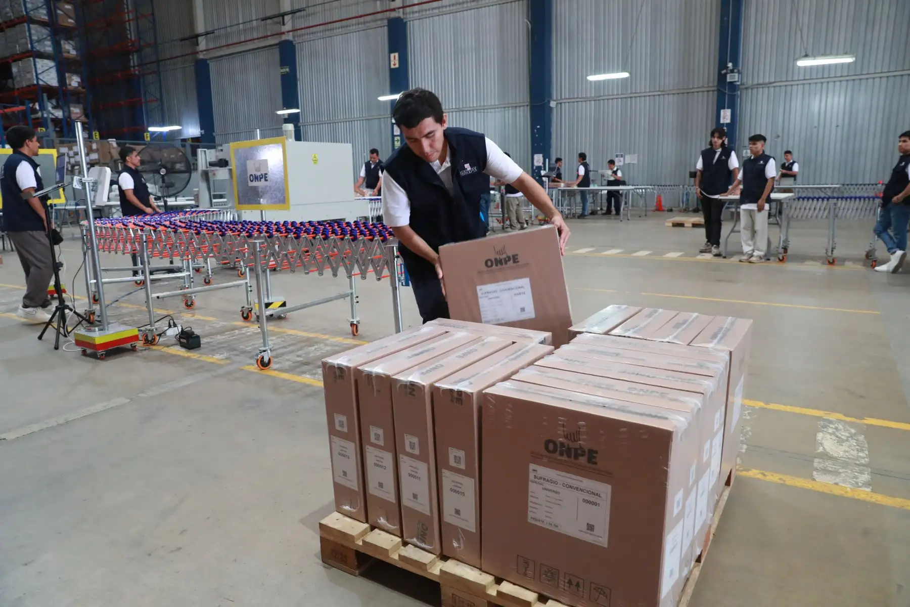 El proceso logístico permite verificar qué material fue colocado en cada caja y cuál es su destino final dentro de la cadena de distribución. Foto: ANDINA/Verónica Calderón.