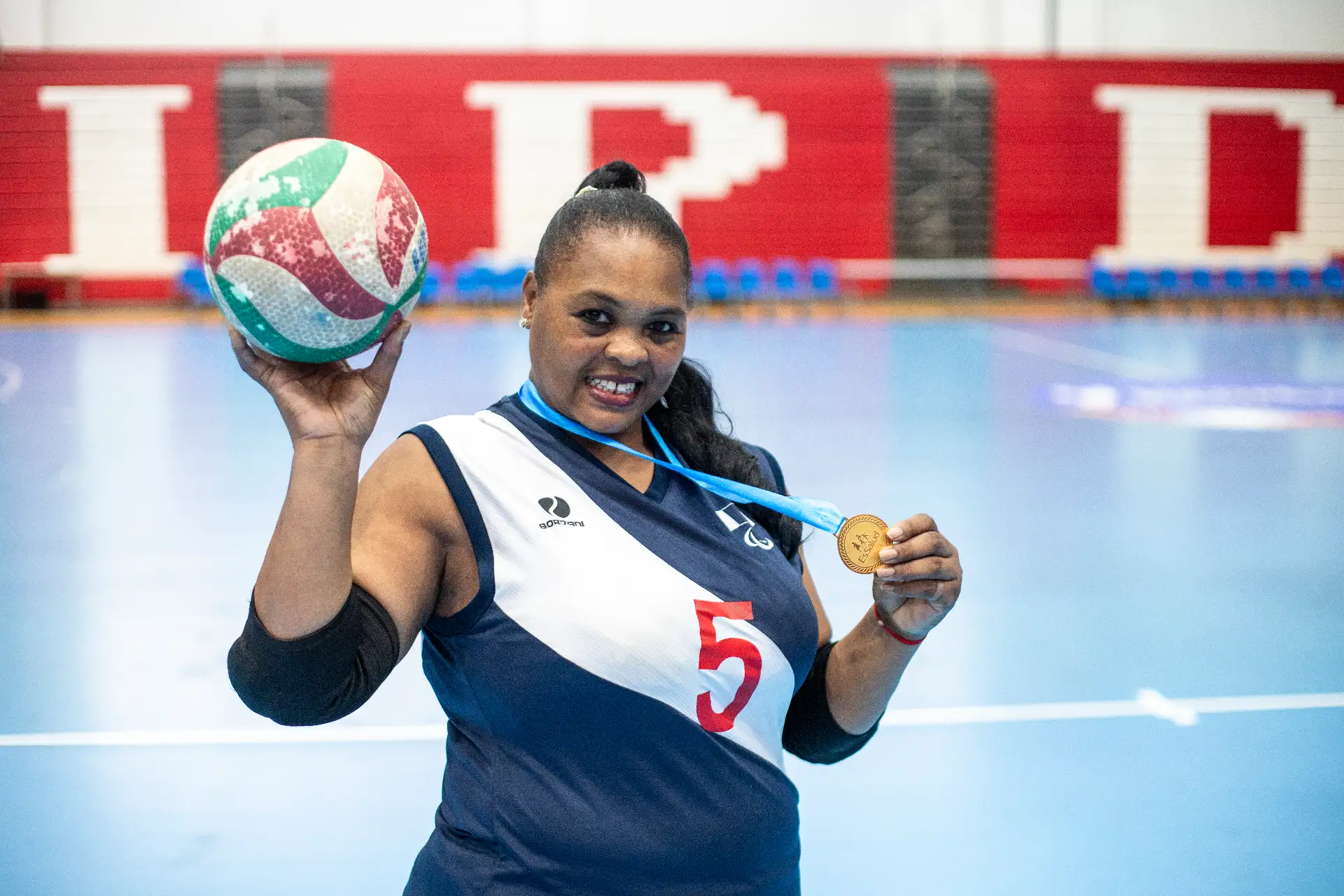 Tras la intervención quirúrgica, el equipo médico inició un proceso de rehabilitación basado en atención especializada y el uso de tecnología protésica avanzada, marcando el inicio de su recuperación física.
Foto: EsSalud