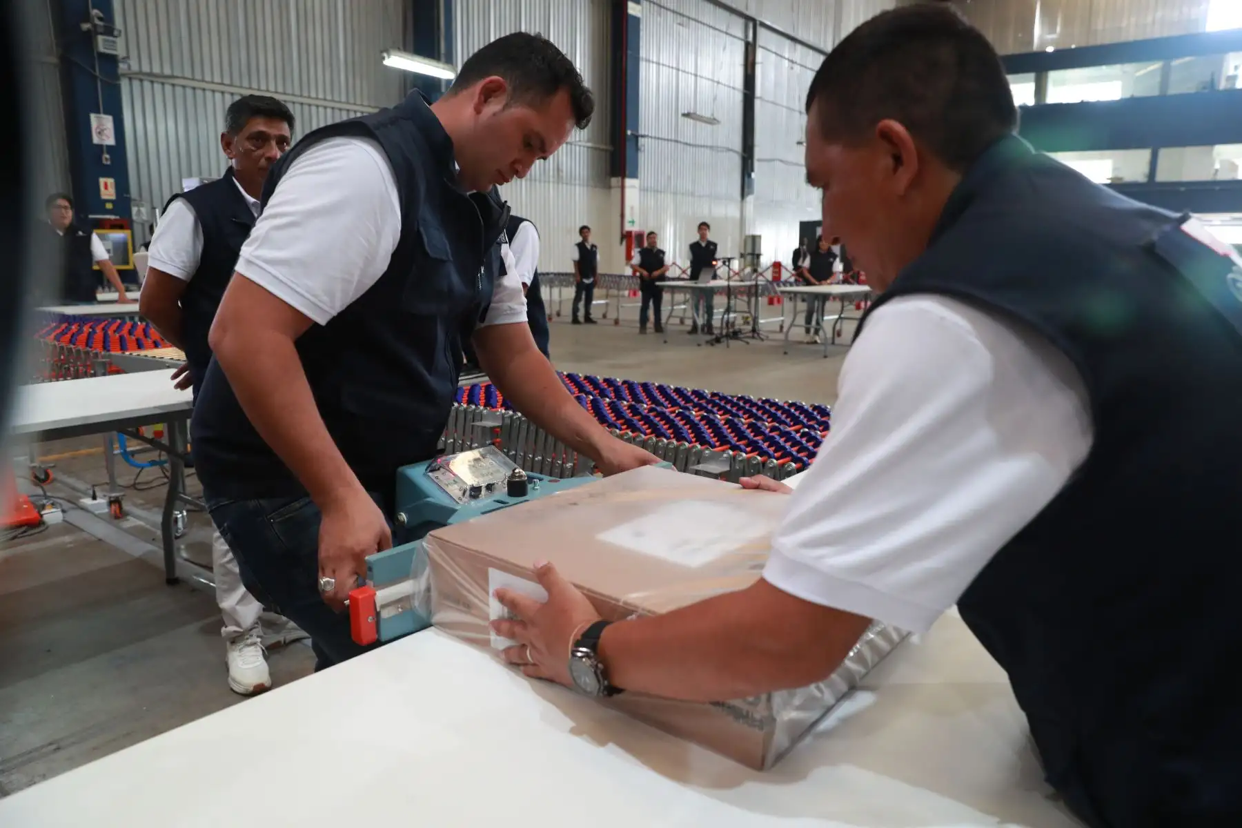 Especialistas explicaron que el sistema RFID permite identificar el contenido de las cajas de material electoral sin necesidad de abrirlas. Foto: ANDINA/Verónica Calderón.