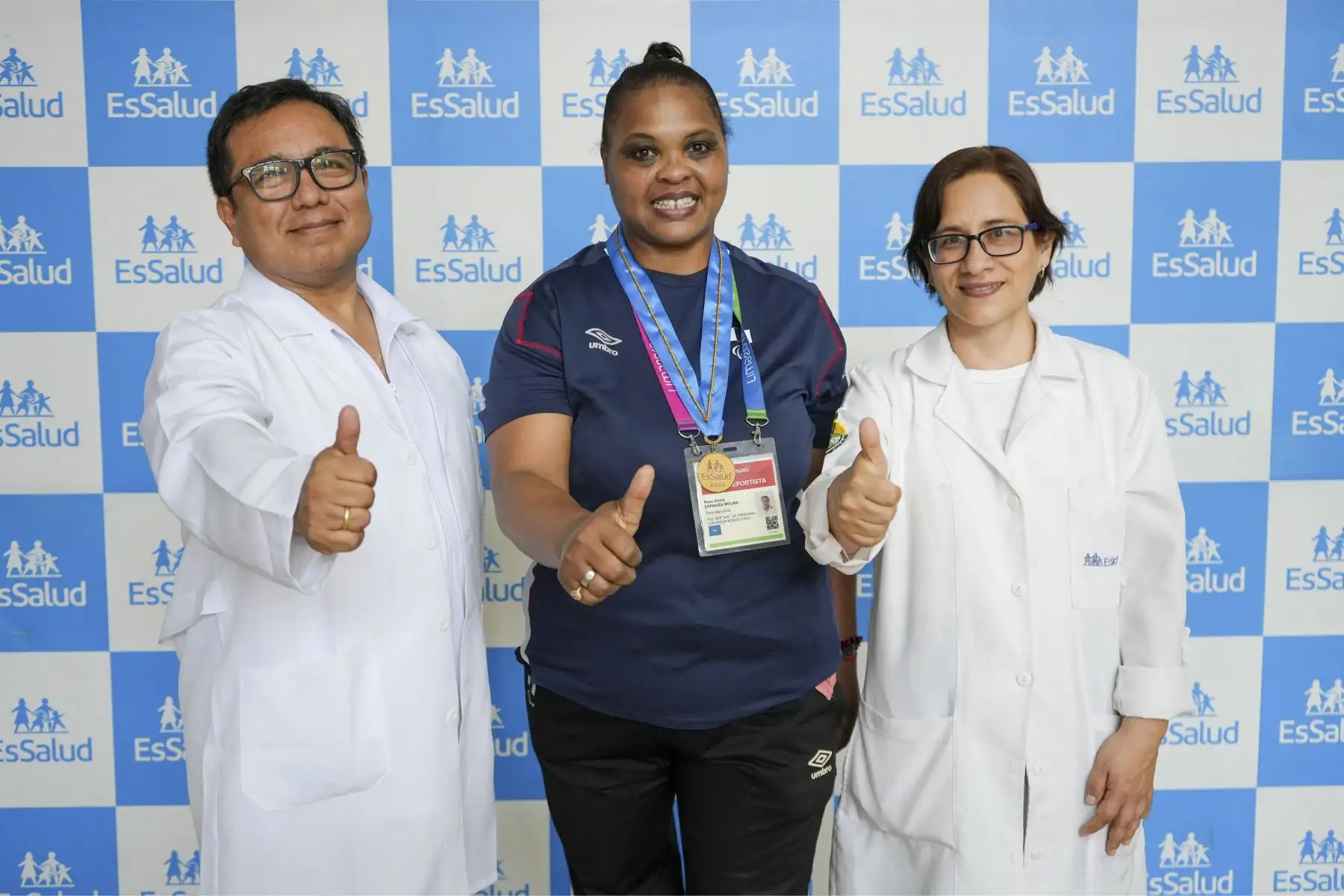 “Tengo una buena rodilla gracias a EsSalud. Es una prótesis que me permite movilizarme bien y hacer deporte con libertad”, afirmó Rosa, quien ahora sueña con convertirse en fisioterapeuta para ayudar a otras personas con discapacidad.
Foto: EsSalud