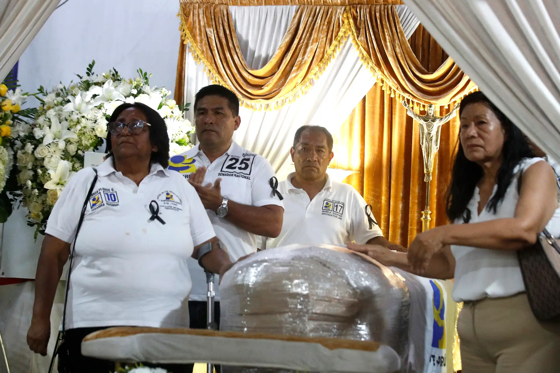 El féretro del excandidato presidencial Napoleón Becerra llegó al centro de Lima y fue trasladado al local del Partido de los Trabajadores y Emprendedores (PTE–Perú), donde militantes y simpatizantes le rindieron un homenaje póstumo. Posteriormente, sus restos serán llevados a la región Cajamarca, donde se realizará su sepelio. Foto: ANDINA/Eddy Ramos.