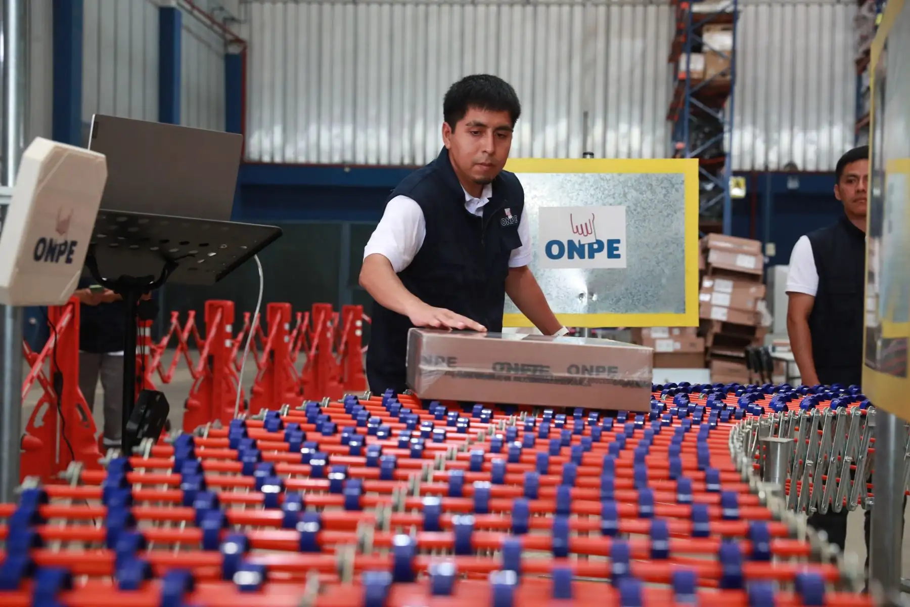 Personal de la ONPE participó en el proceso de ensamblaje y organización del material electoral que será distribuido a nivel nacional. Foto: ANDINA/Verónica Calderón.