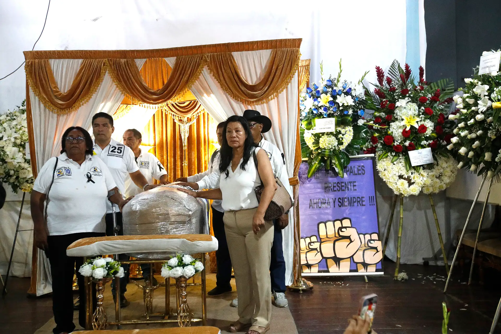 El féretro del excandidato presidencial Napoleón Becerra llegó al centro de Lima y fue trasladado al local del Partido de los Trabajadores y Emprendedores (PTE–Perú), donde militantes y simpatizantes le rindieron un homenaje póstumo. Posteriormente, sus restos serán llevados a la región Cajamarca, donde se realizará su sepelio. Foto: ANDINA/Eddy Ramos.