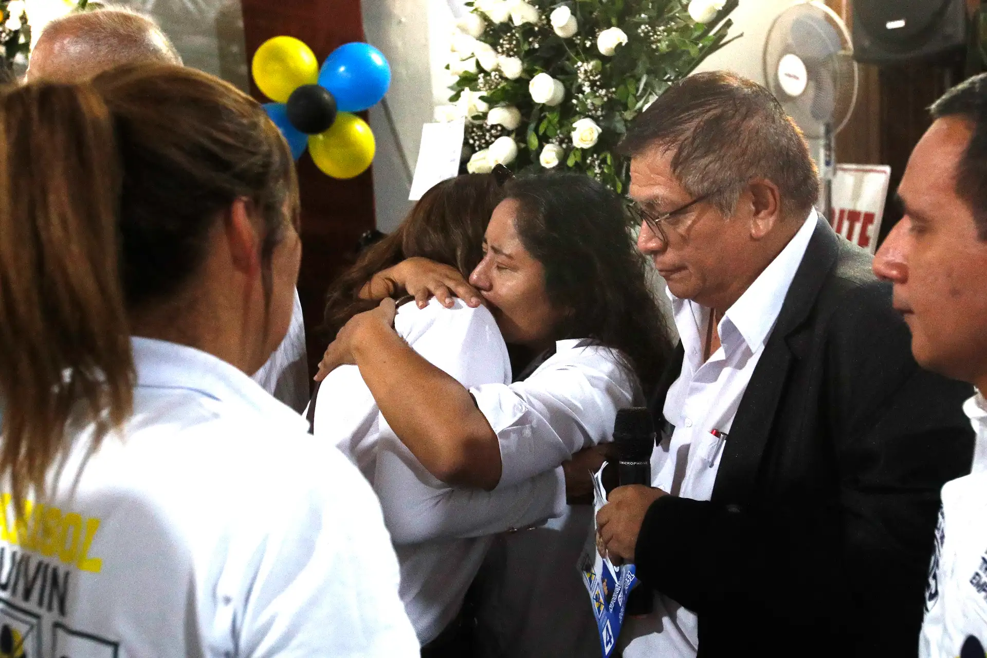 El féretro del excandidato presidencial Napoleón Becerra llegó al centro de Lima y fue trasladado al local del Partido de los Trabajadores y Emprendedores (PTE–Perú), donde militantes y simpatizantes le rindieron un homenaje póstumo. Posteriormente, sus restos serán llevados a la región Cajamarca, donde se realizará su sepelio. Foto: ANDINA/Eddy Ramos