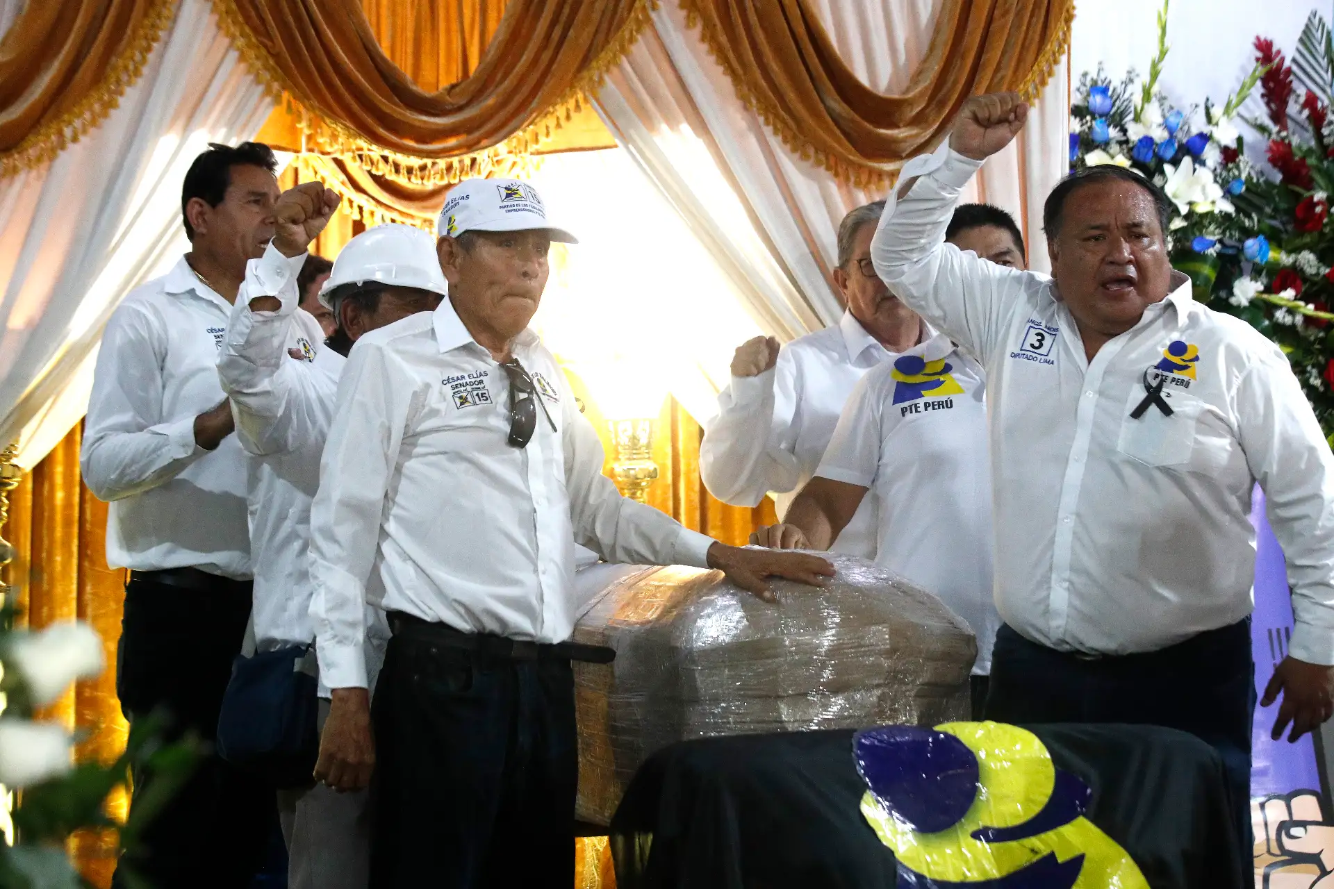 El féretro del excandidato presidencial Napoleón Becerra llegó al centro de Lima y fue trasladado al local del Partido de los Trabajadores y Emprendedores (PTE–Perú), donde militantes y simpatizantes le rindieron un homenaje póstumo. Posteriormente, sus restos serán llevados a la región Cajamarca, donde se realizará su sepelio. Foto: ANDINA/Eddy Ramos