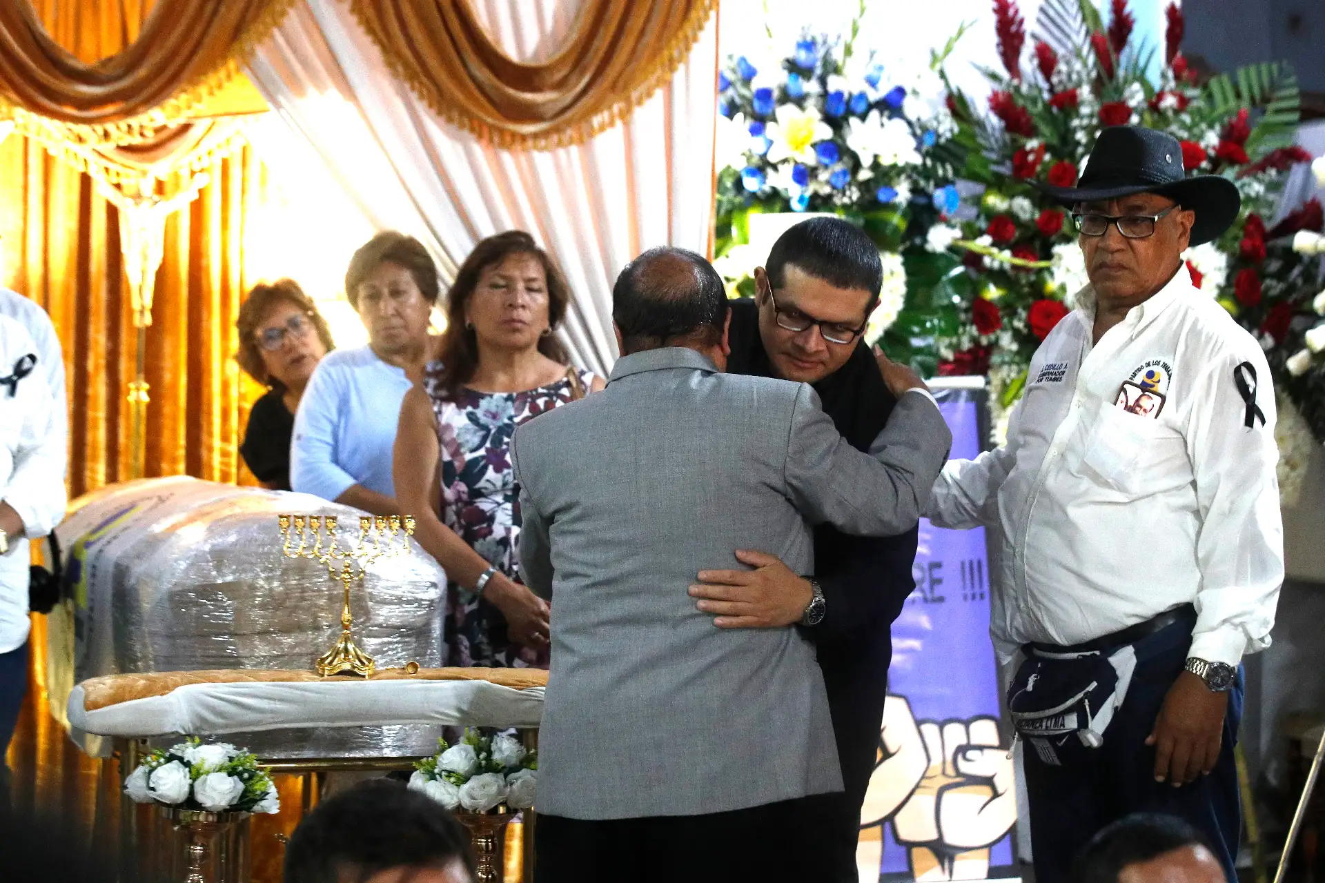 El féretro del excandidato presidencial Napoleón Becerra llegó al centro de Lima y fue trasladado al local del Partido de los Trabajadores y Emprendedores (PTE–Perú), donde militantes y simpatizantes le rindieron un homenaje póstumo. Posteriormente, sus restos serán llevados a la región Cajamarca, donde se realizará su sepelio. Foto: ANDINA/Eddy Ramos