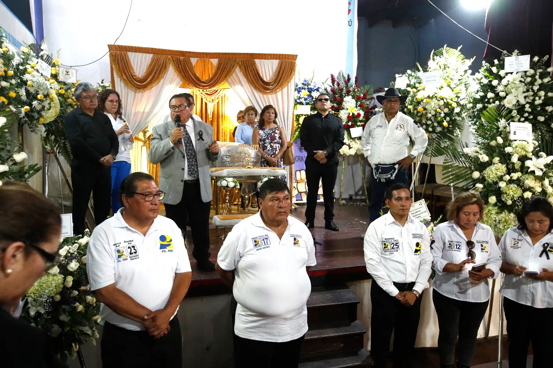 El féretro del excandidato presidencial Napoleón Becerra llegó al centro de Lima y fue trasladado al local del Partido de los Trabajadores y Emprendedores (PTE–Perú), donde militantes y simpatizantes le rindieron un homenaje póstumo. Posteriormente, sus restos serán llevados a la región Cajamarca, donde se realizará su sepelio. Foto: ANDINA/Eddy Ramos.