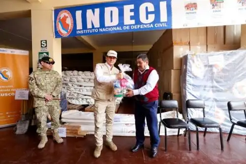 Lluvias en el Cusco: ministro de Defensa entregó ayuda para comunidades afectadas