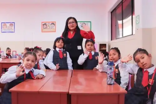 Se rindió homenaje a la docente Mónica Milagros Lanchipa, quien fue seleccionada entre las 50 mejores profesoras a nivel internacional en el prestigioso Global Teacher Prize 2026.