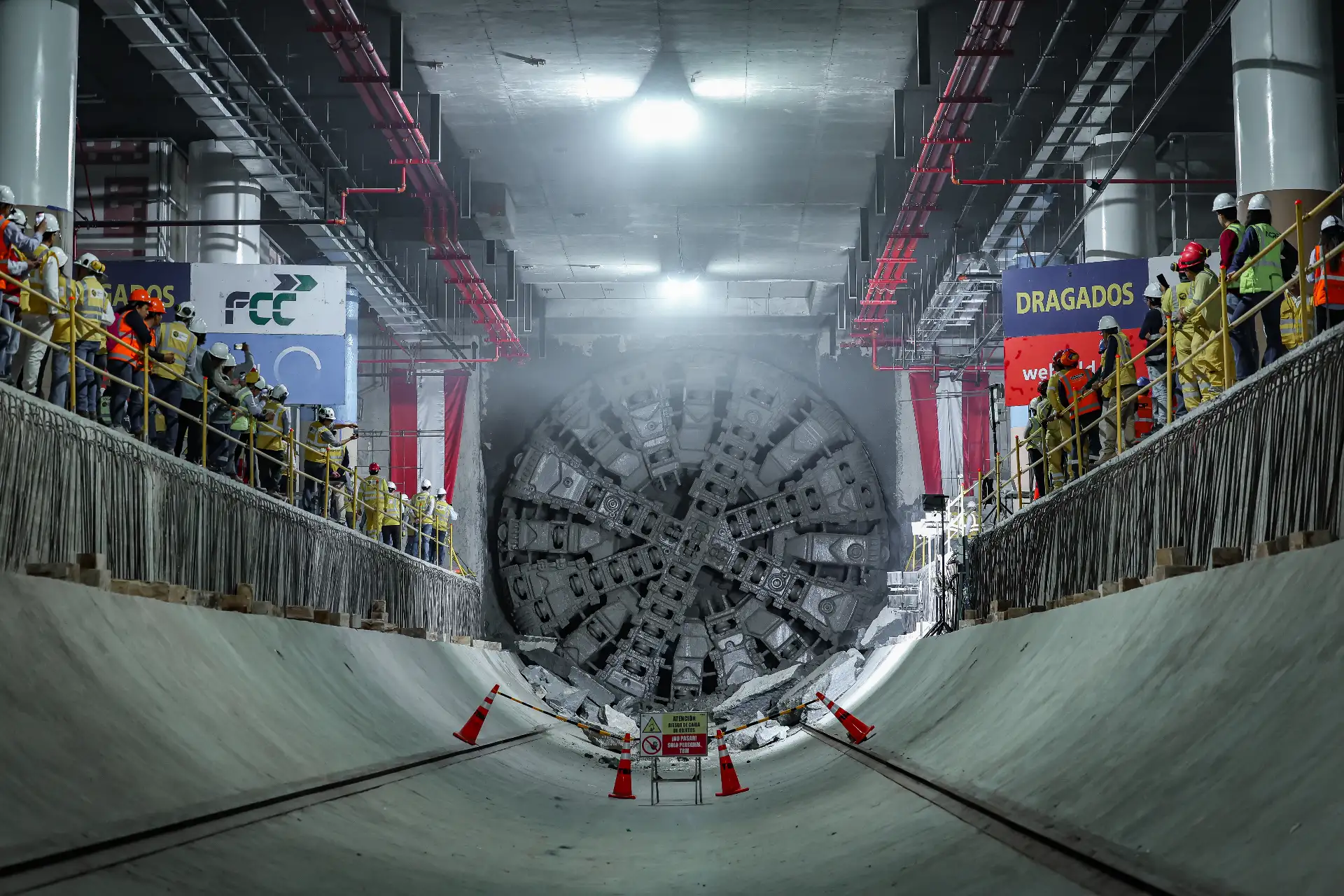 Personal técnico supervisó la llegada de la tuneladora al punto de recepción ubicado en la estación Óscar R. Benavides. Foto: ANDINA/Difusión.