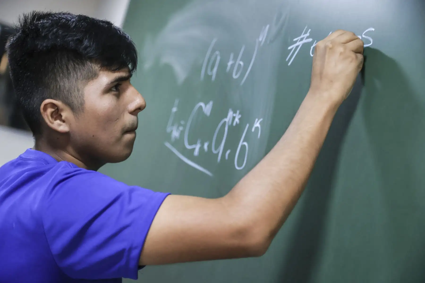 El joven ingresante alcanzó el primer lugar en Medicina Humana tras rendir el examen de admisión en la Universidad Nacional Mayor de San Marcos. Foto: ANDINA/Jhonel Rodríguez Robles.
