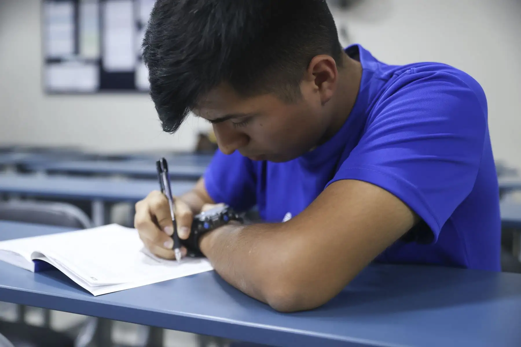 Cristhian Mauricio Solórzano contó que su decisión de estudiar medicina surgió luego de enfrentar una apendicitis que requirió una operación de emergencia. Foto: ANDINA/Jhonel Rodríguez Robles.