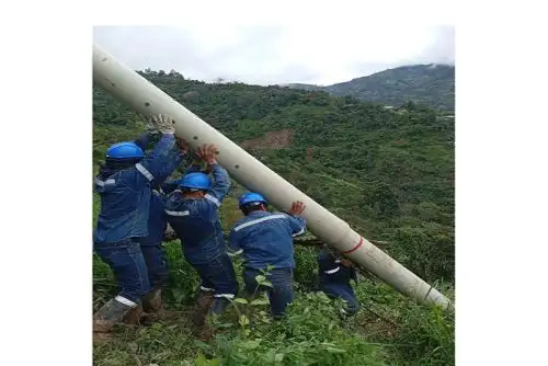 Con el poste sobre los hombros, las cuadrillas avanzaron durante horas por trochas estrechas, subiendo y bajando cerros, mientras abrían camino con machetes entre la vegetación.
