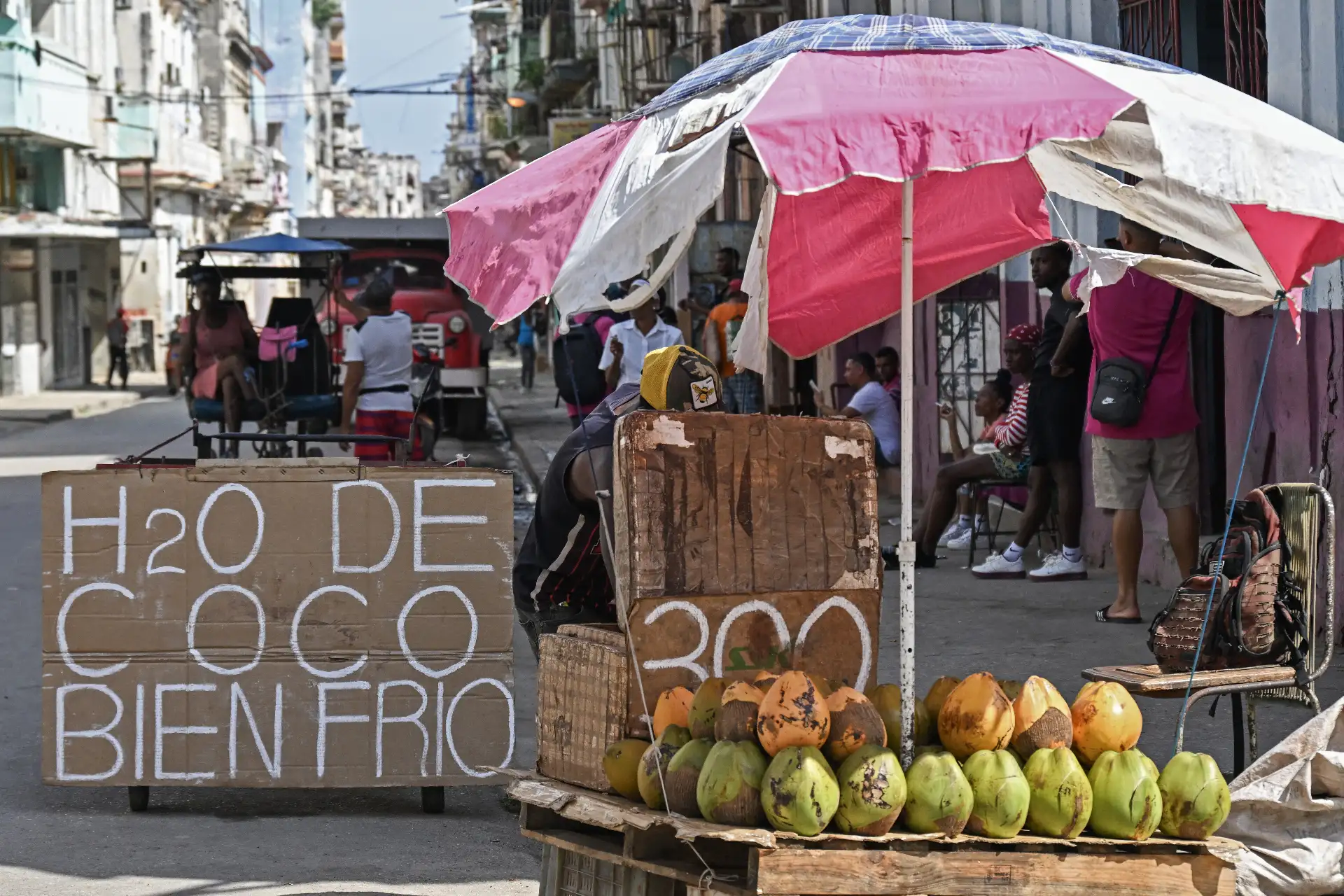 Negocio ambulante de agua de coco en una calle del centro de La Habana. Cuba afronta una severa crisis energética. Foto: AFP