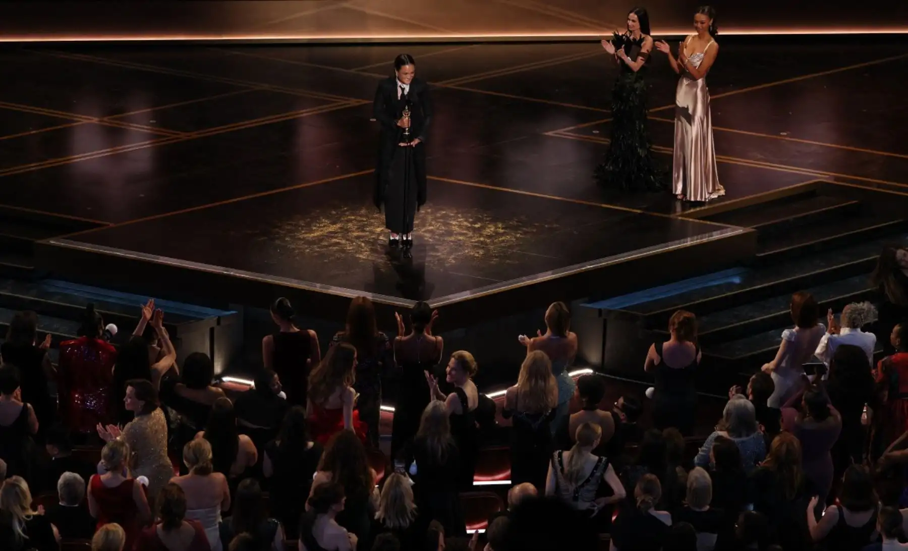 La cineasta invitó a las mujeres presentes en la sala a ponerse de pie durante su intervención, en un gesto de reconocimiento a su aporte en la industria audiovisual. Foto: AFP