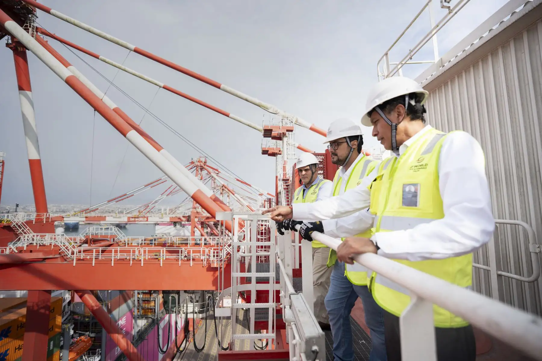 El ministro de Comercio Exterior y Turismo, José Reyes, realizó una visita técnica al Terminal Portuario Muelle Sur del Callao para dialogar con representantes de DP World sobre futuras inversiones orientadas a mejorar la competitividad y capacidad operativa del puerto. Los proyectos contemplan incorporar nuevo equipamiento y optimizar áreas operativas y accesos logísticos, con el fin de fortalecer la eficiencia del principal terminal portuario del país. Foto: ANDINA/Difusión.
