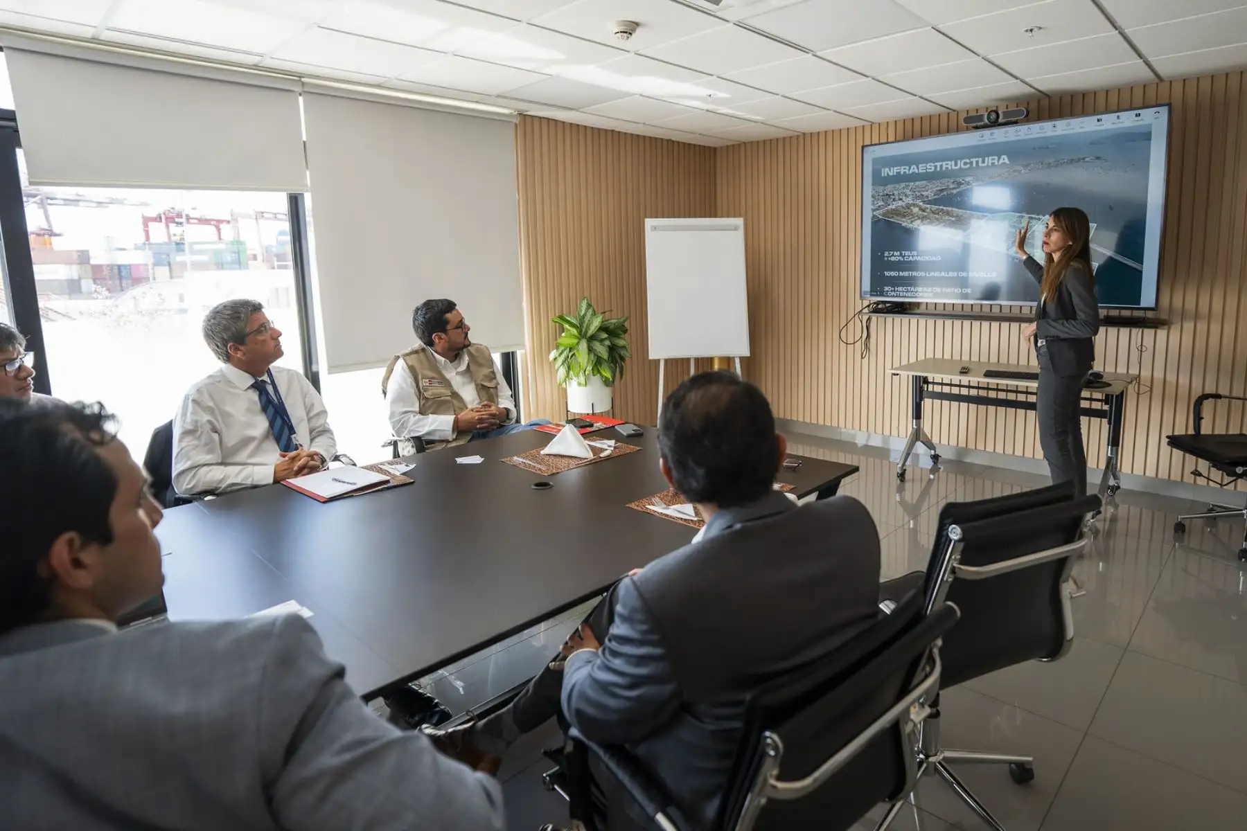 Funcionarios del Mincetur recorrieron instalaciones del terminal portuario como parte de la agenda de trabajo con DP World. Foto: ANDINA/Difusión.