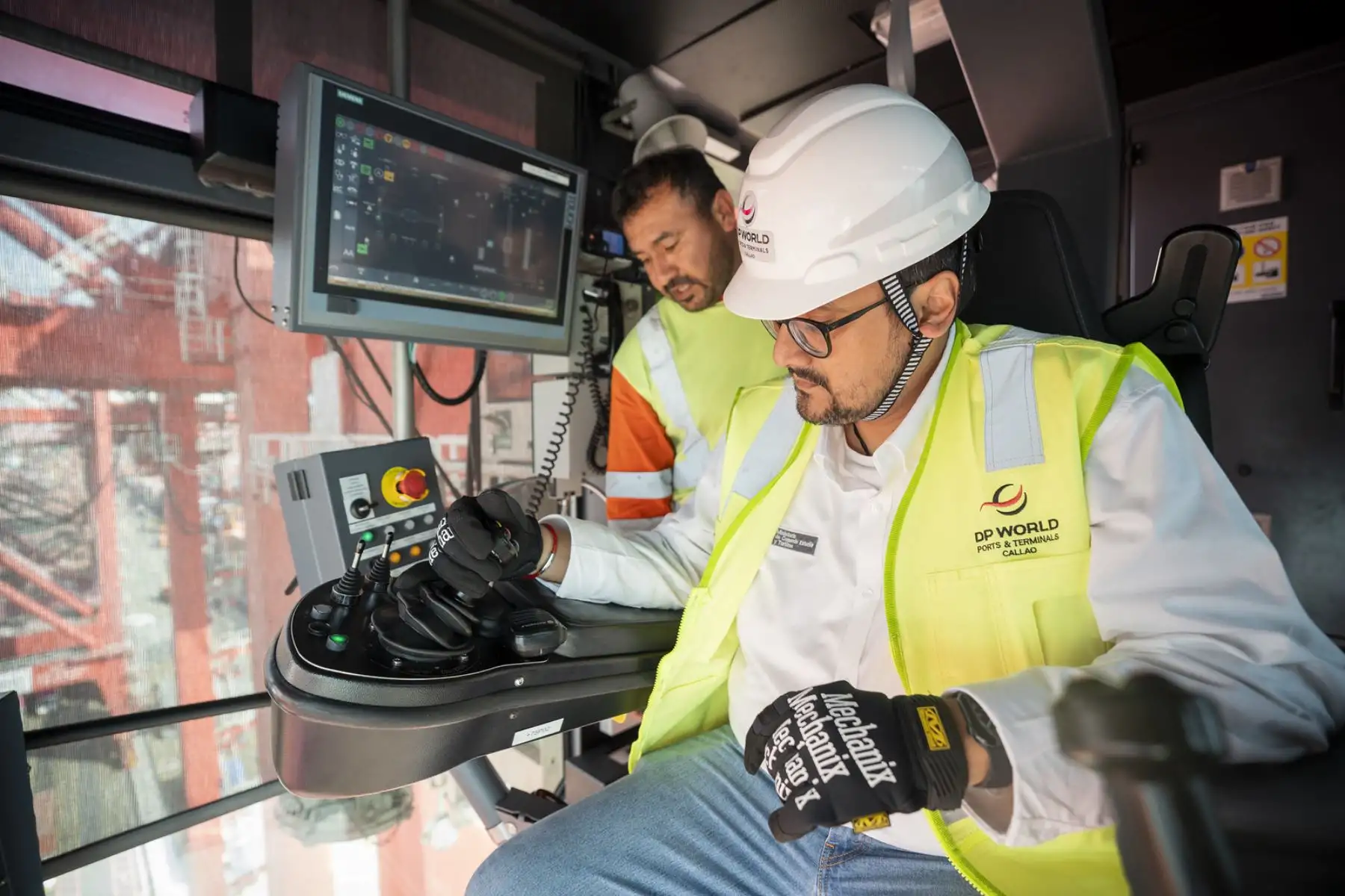 Autoridades del Mincetur y ejecutivos de DP World dialogaron sobre proyectos orientados a fortalecer la competitividad del principal terminal portuario del país. Foto: ANDINA/Difusión.