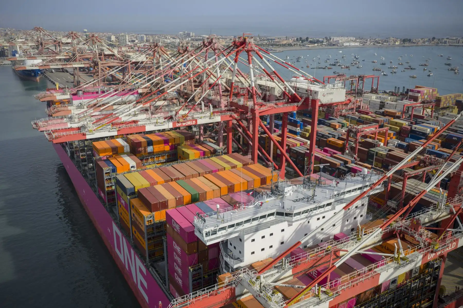 El ministro de Comercio Exterior y Turismo sostuvo una reunión con representantes de DP World para analizar futuras inversiones en el Muelle Sur del Callao. Foto: ANDINA/Difusión.