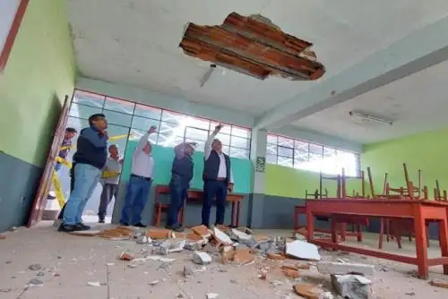 Parte del techo de las aulas del segundo nivel de desplomó el viernes 13 de marzo, a consecuencia de las lluvias intensas que soportó la ciudad de Arequipa.