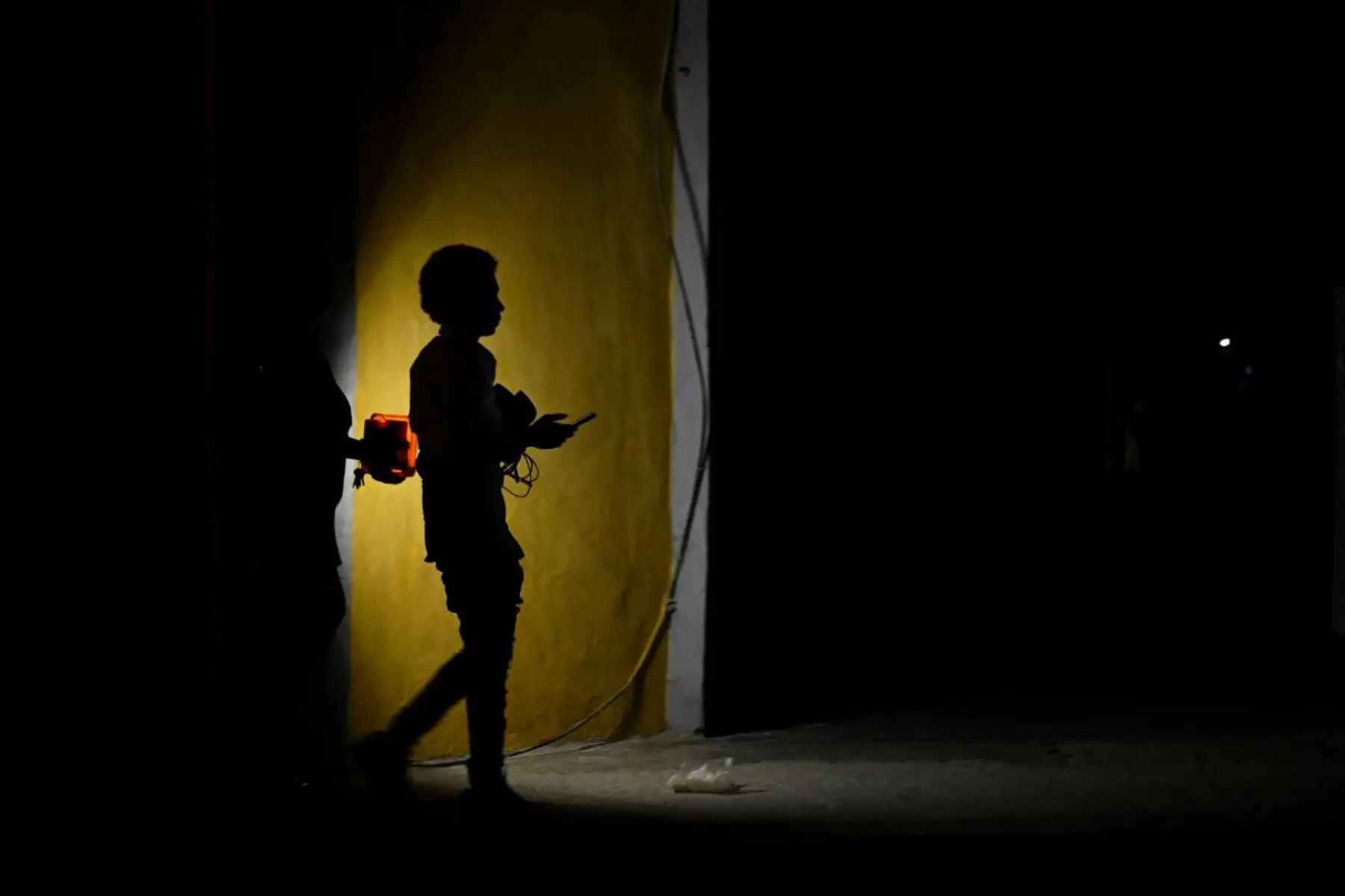 La Habana y otras ciudades quedaron a oscuras luego de una falla general del sistema eléctrico, mientras autoridades trabajan en la recuperación del servicio. Foto: AFP