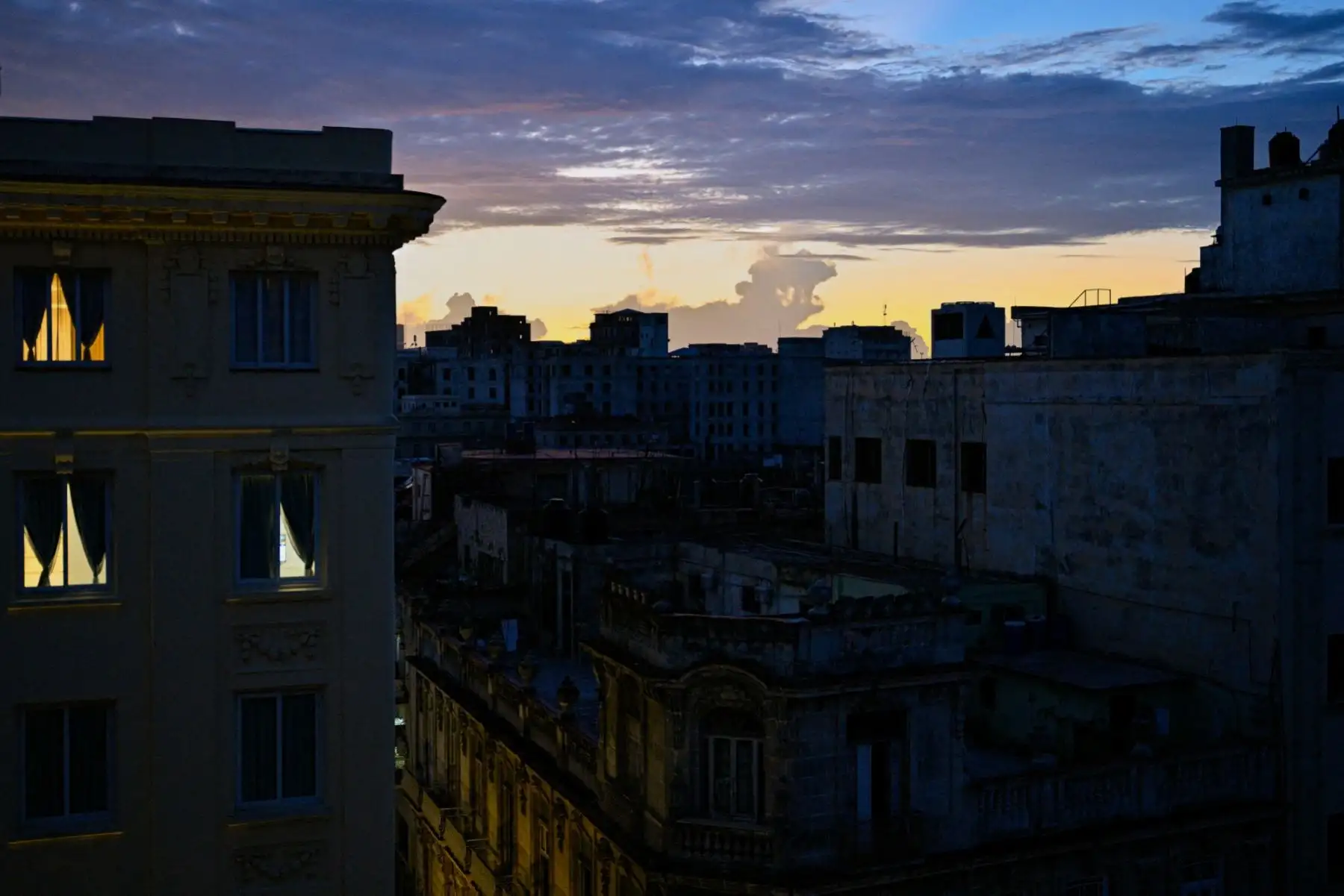 El sistema eléctrico cubano, basado en termoeléctricas envejecidas, enfrenta fallas recurrentes en medio de la falta de suministros energéticos. Foto: AFP