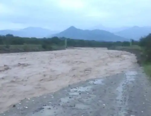 La crecida del río Chiñama arrasó con parte de la carretera de acceso al caserío El Carmen, ubicado en el distrito lambayecano de Motupe, dejando aisladas a decenas de familias.