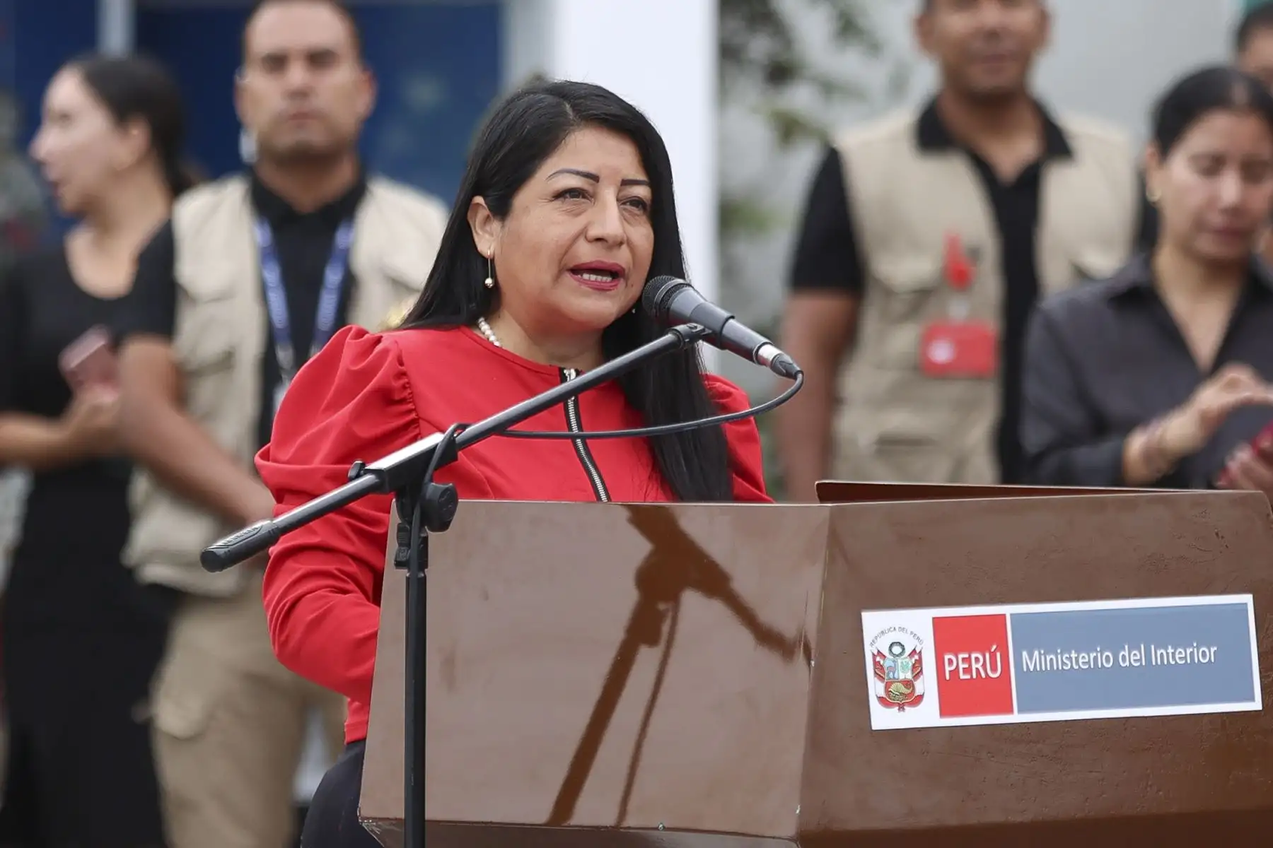 Con la presencia de la premier, Denisse Miralles; el ministro del Interior, Hugo Begazo, junto al general de la Policía Naciona, Óscar Arriola, presentó los resultados de los últimos operativos ejecutados en diversas zonas de la capital. Durante la exposición se exhibieron bienes incautados, entre ellos droga, armas de fuego, celulares y autopartes robadas, evidenciando el impacto de las acciones policiales contra la criminalidad. Foto: ANDINA/Jhonel Rodríguez Robles