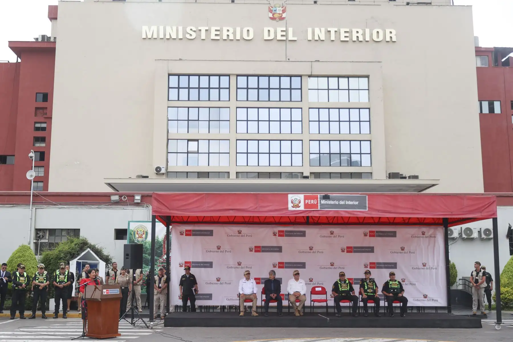 Con la presencia de la premier, Denisse Miralles; el ministro del Interior, Hugo Begazo, junto al general de la Policía Naciona, Óscar Arriola, presentó los resultados de los últimos operativos ejecutados en diversas zonas de la capital. Durante la exposición se exhibieron bienes incautados, entre ellos droga, armas de fuego, celulares y autopartes robadas, evidenciando el impacto de las acciones policiales contra la criminalidad. Foto: ANDINA/Jhonel Rodríguez Robles