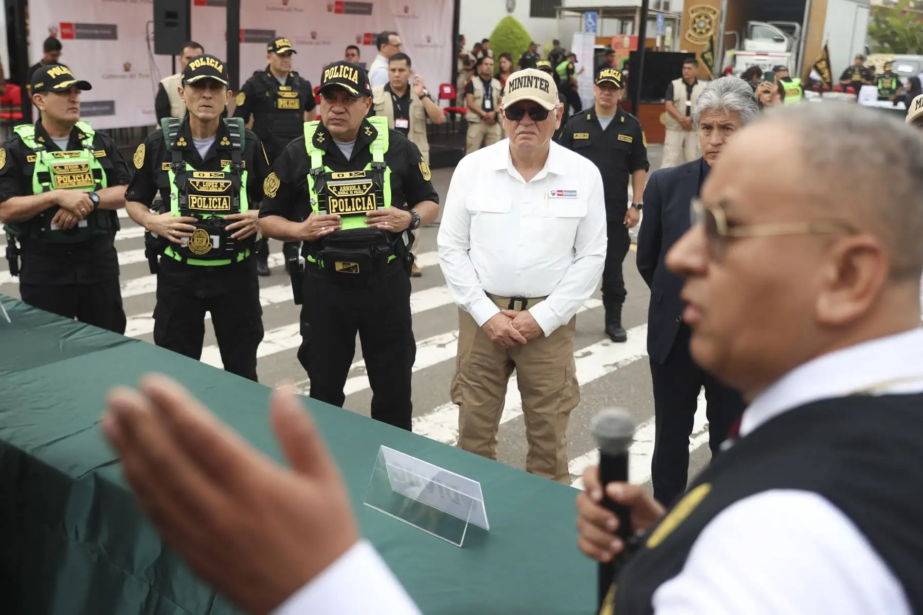 El ministro del Interior, Hugo Begazo, junto al general de la Policía Naciona, Óscar Arriola, presentó los resultados de los últimos operativos ejecutados en diversas zonas de la capital. Durante la exposición se exhibieron bienes incautados, entre ellos droga, armas de fuego, celulares y autopartes robadas, evidenciando el impacto de las acciones policiales contra la criminalidad. Foto: ANDINA/Jhonel Rodríguez Robles