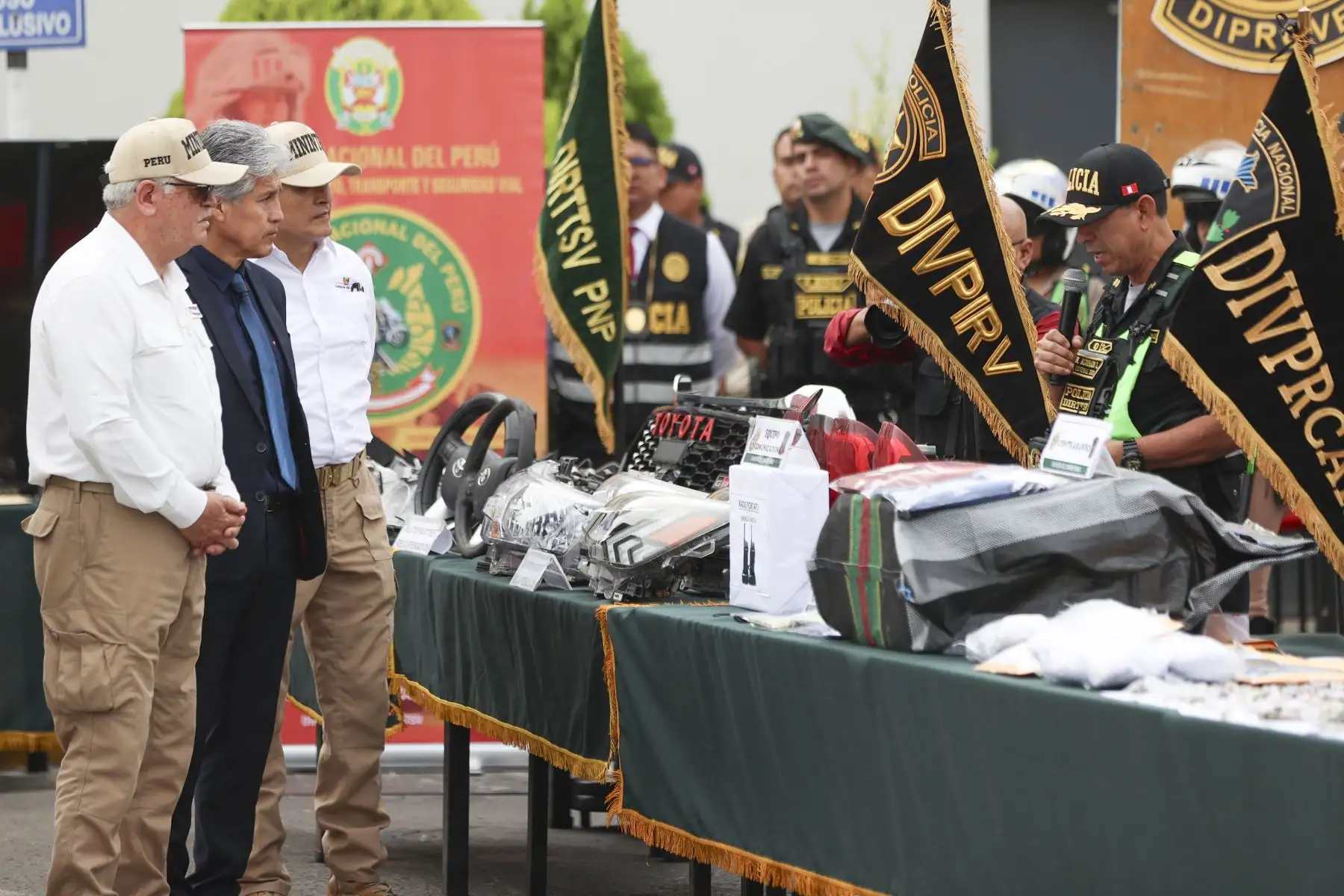 El ministro del Interior, Hugo Begazo, junto al general de la Policía Naciona, Óscar Arriola, presentó los resultados de los últimos operativos ejecutados en diversas zonas de la capital. Durante la exposición se exhibieron bienes incautados, entre ellos droga, armas de fuego, celulares y autopartes robadas, evidenciando el impacto de las acciones policiales contra la criminalidad. Foto: ANDINA/Jhonel Rodríguez Robles