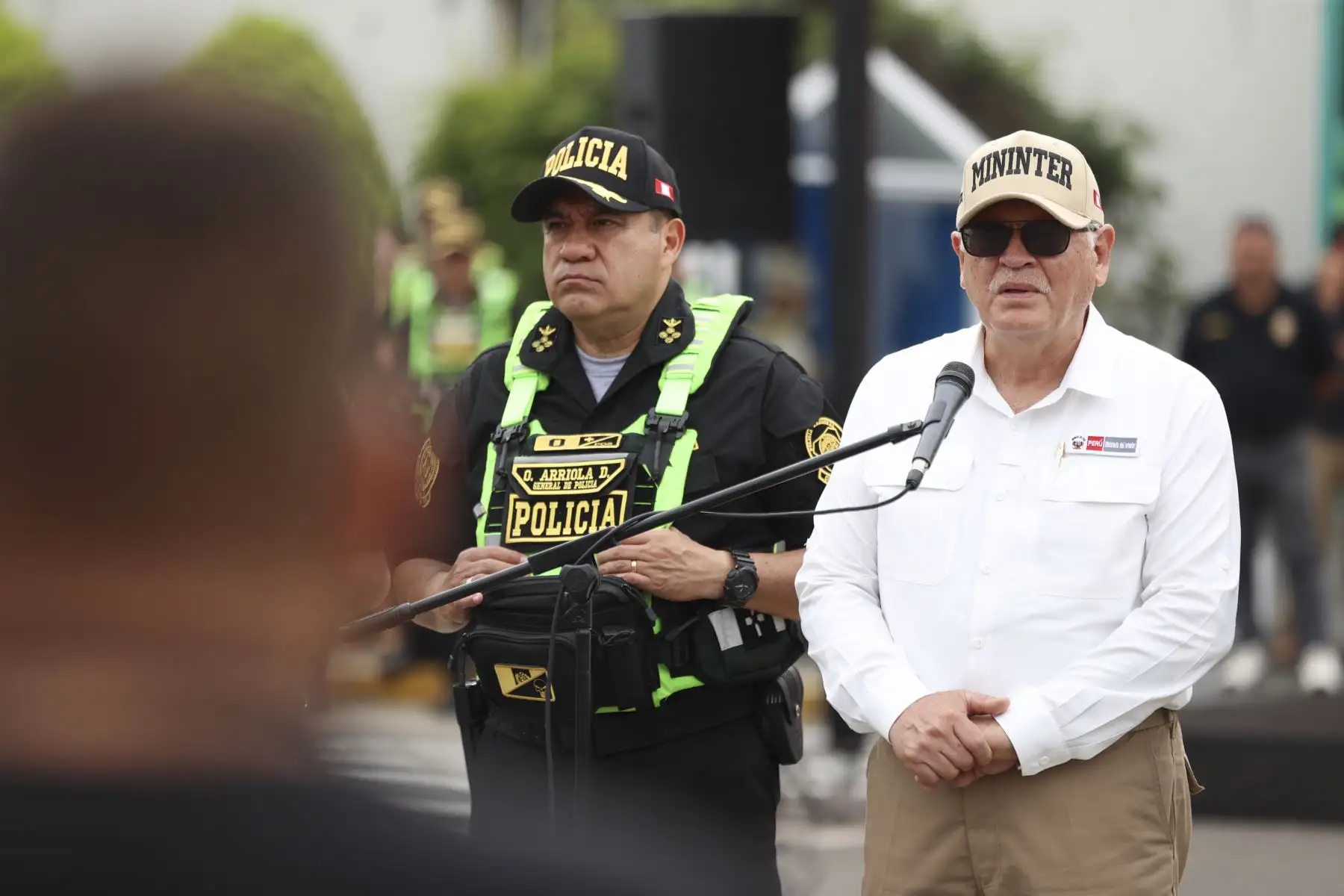 El ministro del Interior, Hugo Begazo, junto al general de la Policía Naciona, Óscar Arriola, presentó los resultados de los últimos operativos ejecutados en diversas zonas de la capital. Durante la exposición se exhibieron bienes incautados, entre ellos droga, armas de fuego, celulares y autopartes robadas, evidenciando el impacto de las acciones policiales contra la criminalidad. Foto: ANDINA/Jhonel Rodríguez Robles