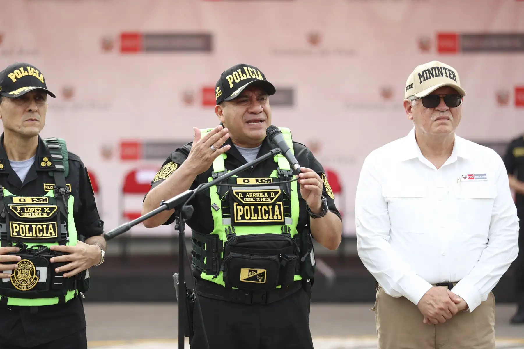 El ministro del Interior, Hugo Begazo, junto al general de la Policía Naciona, Óscar Arriola, presentó los resultados de los últimos operativos ejecutados en diversas zonas de la capital. Durante la exposición se exhibieron bienes incautados, entre ellos droga, armas de fuego, celulares y autopartes robadas, evidenciando el impacto de las acciones policiales contra la criminalidad. Foto: ANDINA/Jhonel Rodríguez Robles