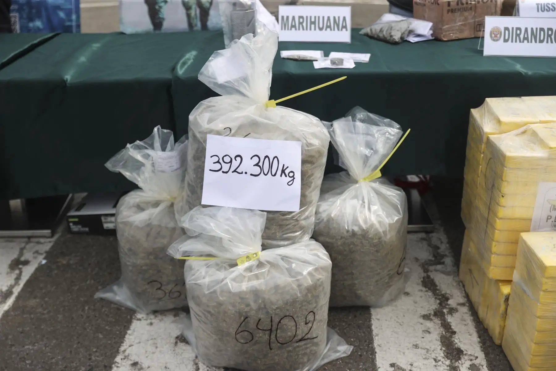 El ministro del Interior, Hugo Begazo, junto al general de la Policía Naciona, Óscar Arriola, presentó los resultados de los últimos operativos ejecutados en diversas zonas de la capital. Durante la exposición se exhibieron bienes incautados, entre ellos droga, armas de fuego, celulares y autopartes robadas, evidenciando el impacto de las acciones policiales contra la criminalidad. Foto: ANDINA/Jhonel Rodríguez Robles