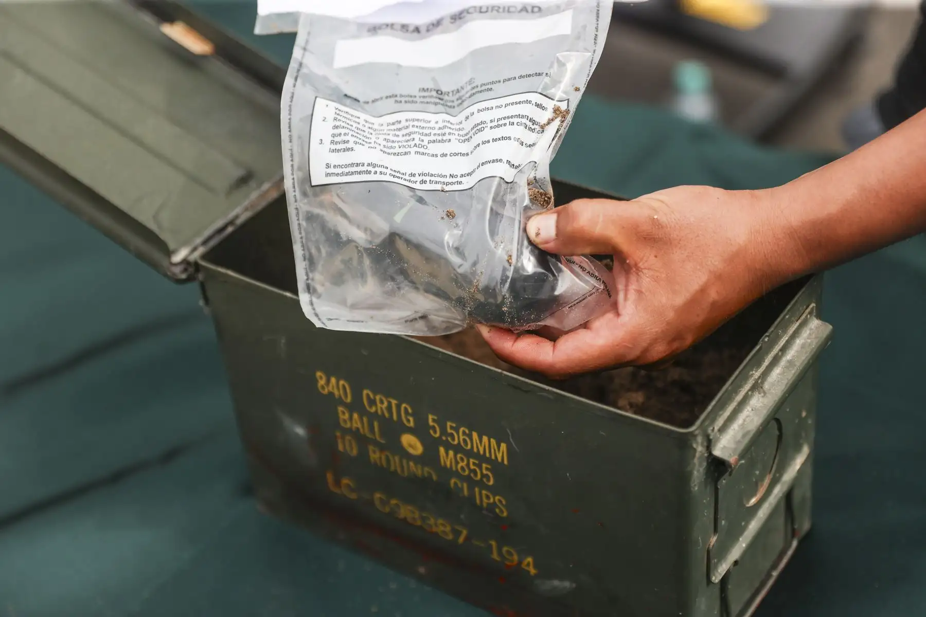 El ministro del Interior, Hugo Begazo, junto al general de la Policía Naciona, Óscar Arriola, presentó los resultados de los últimos operativos ejecutados en diversas zonas de la capital. Durante la exposición se exhibieron bienes incautados, entre ellos droga, armas de fuego, celulares y autopartes robadas, evidenciando el impacto de las acciones policiales contra la criminalidad. Foto: ANDINA/Jhonel Rodríguez Robles