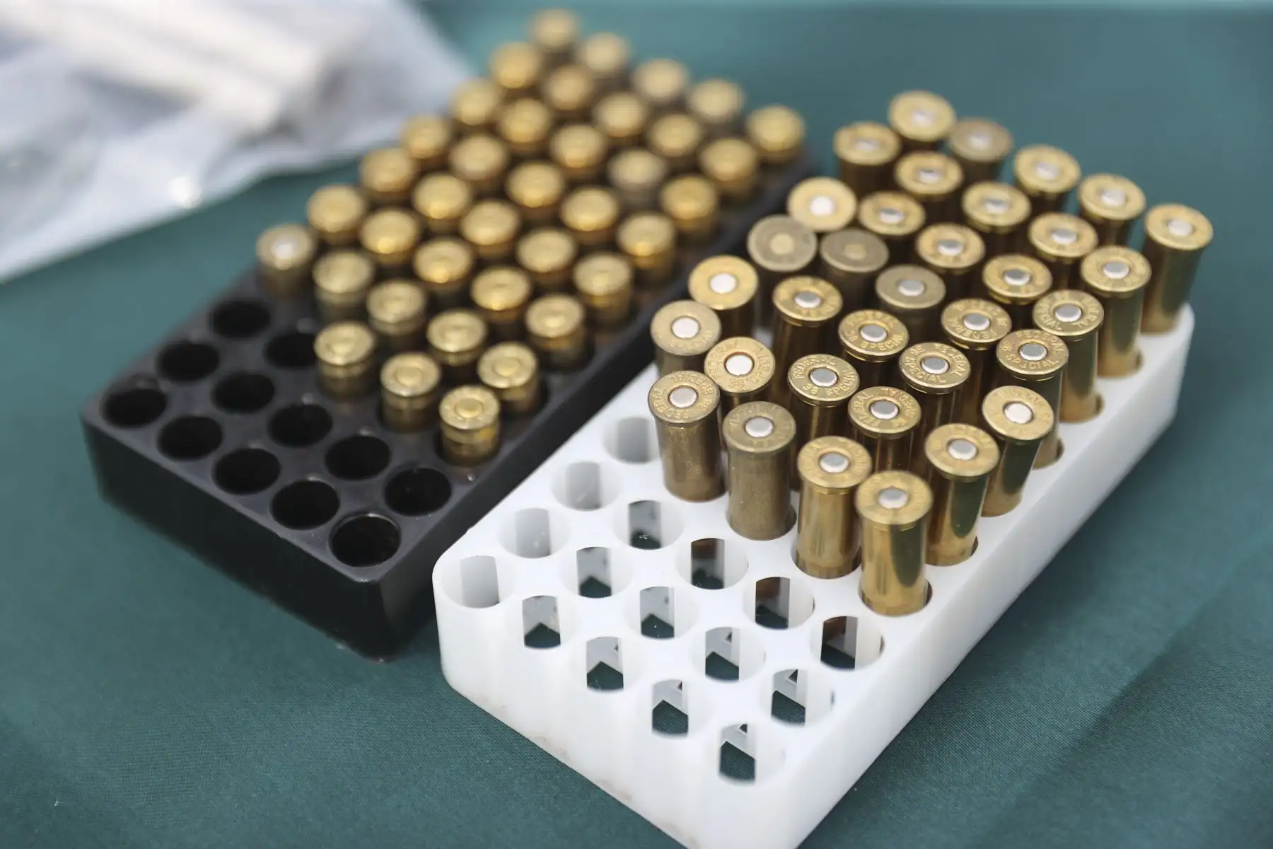 El ministro del Interior, Hugo Begazo, junto al general de la Policía Naciona, Óscar Arriola, presentó los resultados de los últimos operativos ejecutados en diversas zonas de la capital. Durante la exposición se exhibieron bienes incautados, entre ellos droga, armas de fuego, celulares y autopartes robadas, evidenciando el impacto de las acciones policiales contra la criminalidad. Foto: ANDINA/Jhonel Rodríguez Robles