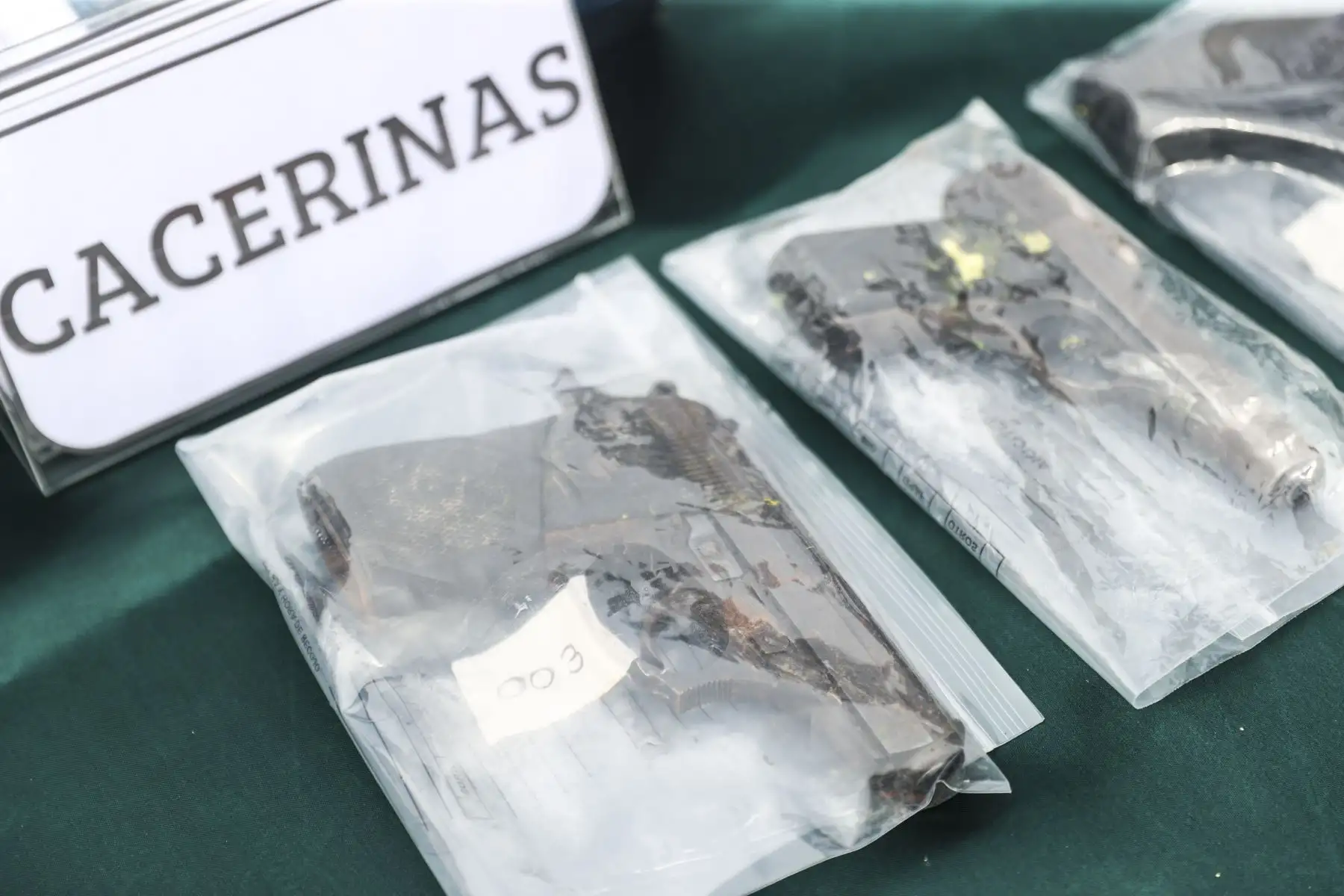 El ministro del Interior, Hugo Begazo, junto al general de la Policía Naciona, Óscar Arriola, presentó los resultados de los últimos operativos ejecutados en diversas zonas de la capital. Durante la exposición se exhibieron bienes incautados, entre ellos droga, armas de fuego, celulares y autopartes robadas, evidenciando el impacto de las acciones policiales contra la criminalidad. Foto: ANDINA/Jhonel Rodríguez Robles