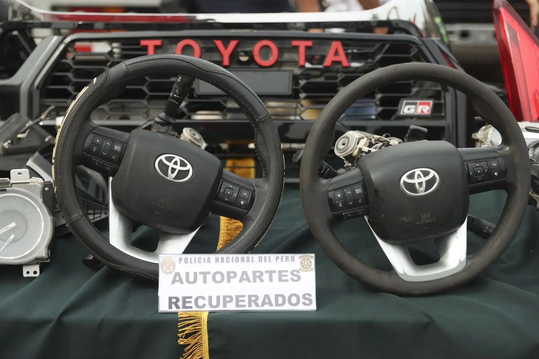 El ministro del Interior, Hugo Begazo, junto al general de la Policía Naciona, Óscar Arriola, presentó los resultados de los últimos operativos ejecutados en diversas zonas de la capital. Durante la exposición se exhibieron bienes incautados, entre ellos droga, armas de fuego, celulares y autopartes robadas, evidenciando el impacto de las acciones policiales contra la criminalidad. Foto: ANDINA/Jhonel Rodríguez Robles