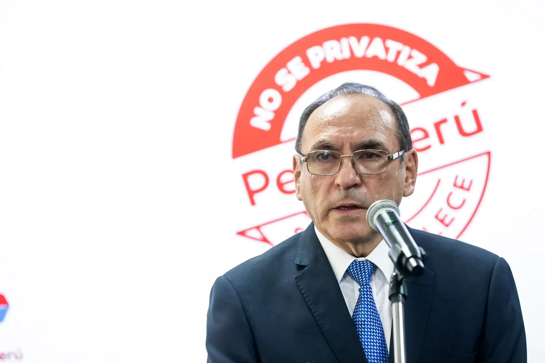 El ministro de Energía y Minas, Ángelo Alfaro, informó que el Gobierno aprobó un nuevo aporte financiero de 500 millones de soles a Petroperú, con el objetivo de asegurar la compra de combustibles para la refinería de Talara en el corto plazo. La medida busca garantizar la continuidad de las operaciones de la empresa estatal. El anuncio se dio en presencia del secretario general del sindicato de Petroperú, José Luis Saavedra. Foto: ANDINA/Luis Iparraguirre