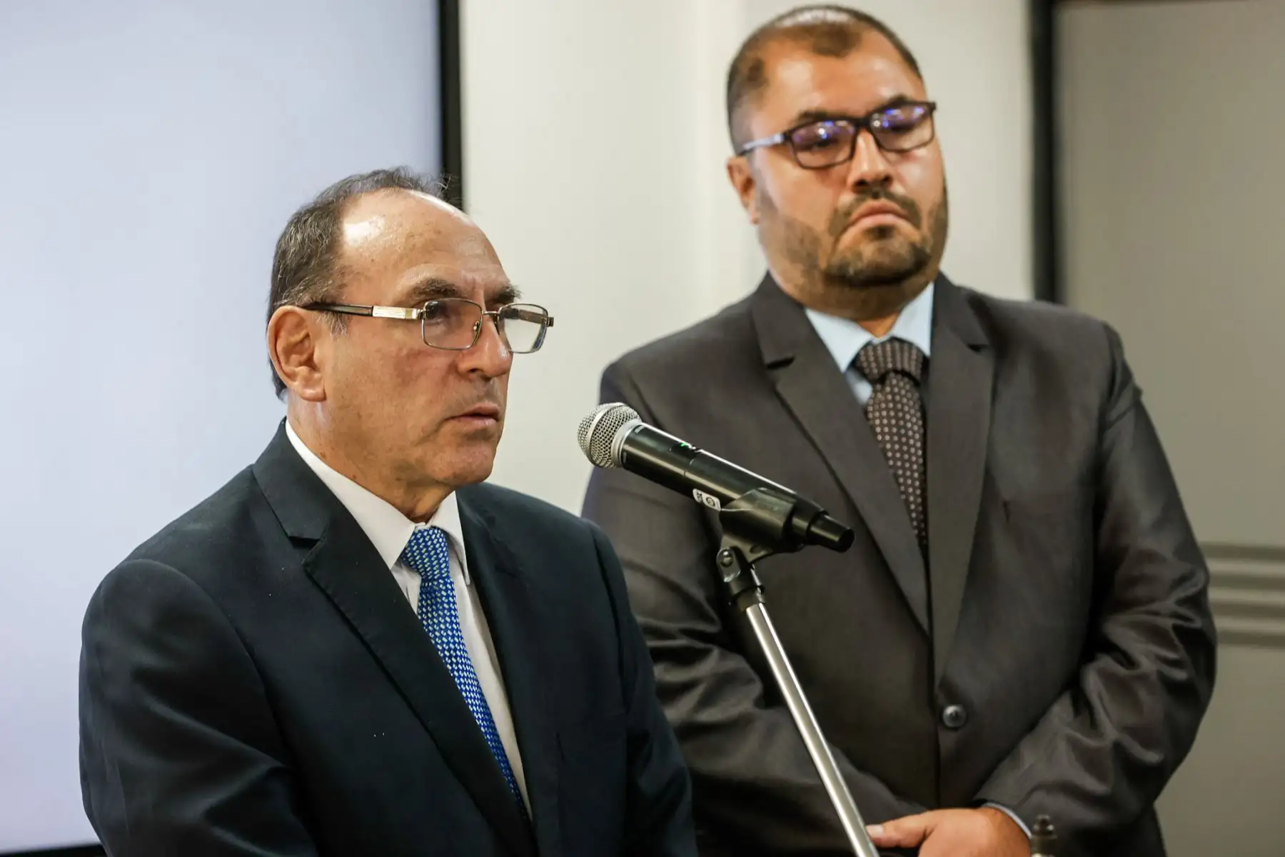 El ministro de Energía y Minas, Ángelo Alfaro, informó que el Gobierno aprobó un nuevo aporte financiero de 500 millones de soles a Petroperú, con el objetivo de asegurar la compra de combustibles para la refinería de Talara en el corto plazo. La medida busca garantizar la continuidad de las operaciones de la empresa estatal. El anuncio se dio en presencia del secretario general del sindicato de Petroperú, José Luis Saavedra. Foto: ANDINA/Luis Iparraguirre