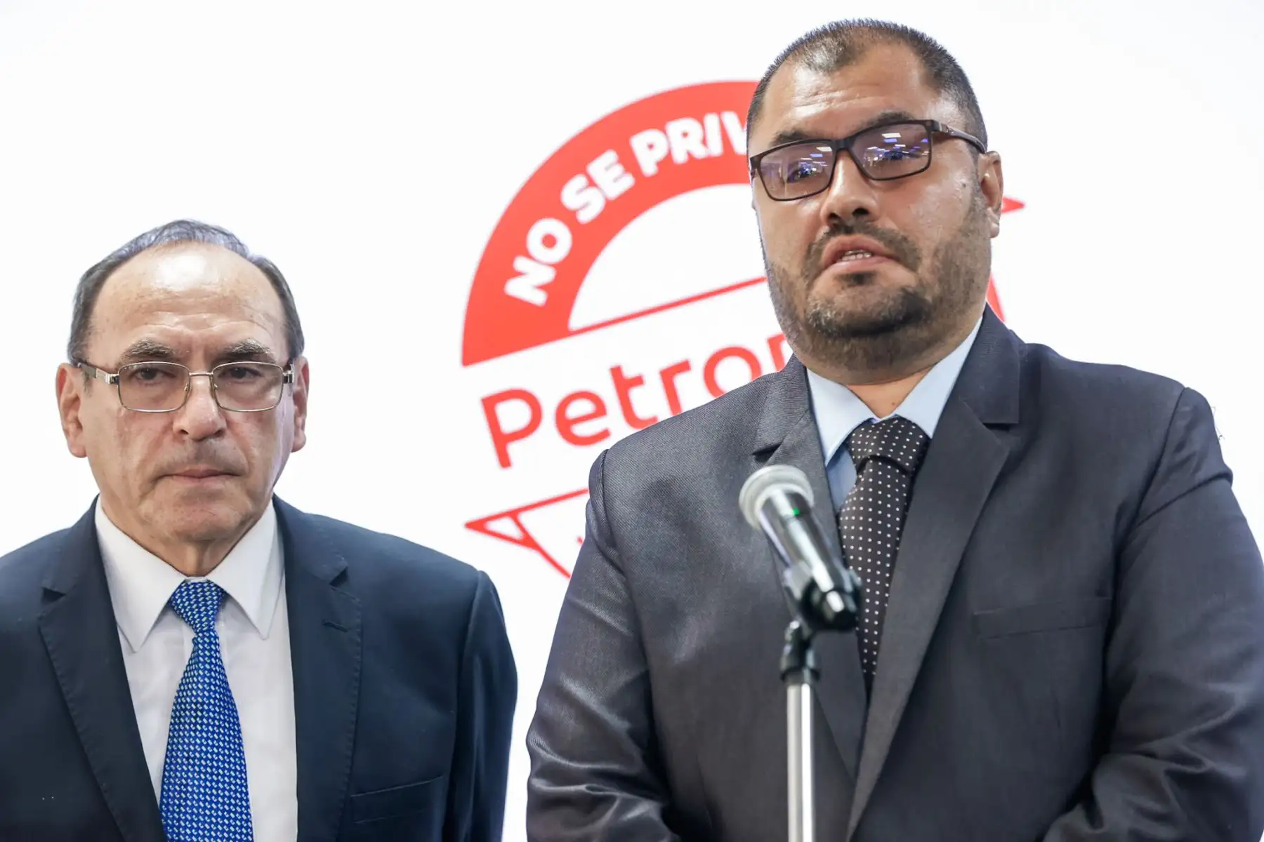 El ministro de Energía y Minas, Ángelo Alfaro, informó que el Gobierno aprobó un nuevo aporte financiero de 500 millones de soles a Petroperú, con el objetivo de asegurar la compra de combustibles para la refinería de Talara en el corto plazo. La medida busca garantizar la continuidad de las operaciones de la empresa estatal. El anuncio se dio en presencia del secretario general del sindicato de Petroperú, José Luis Saavedra. Foto: ANDINA/Luis Iparraguirre