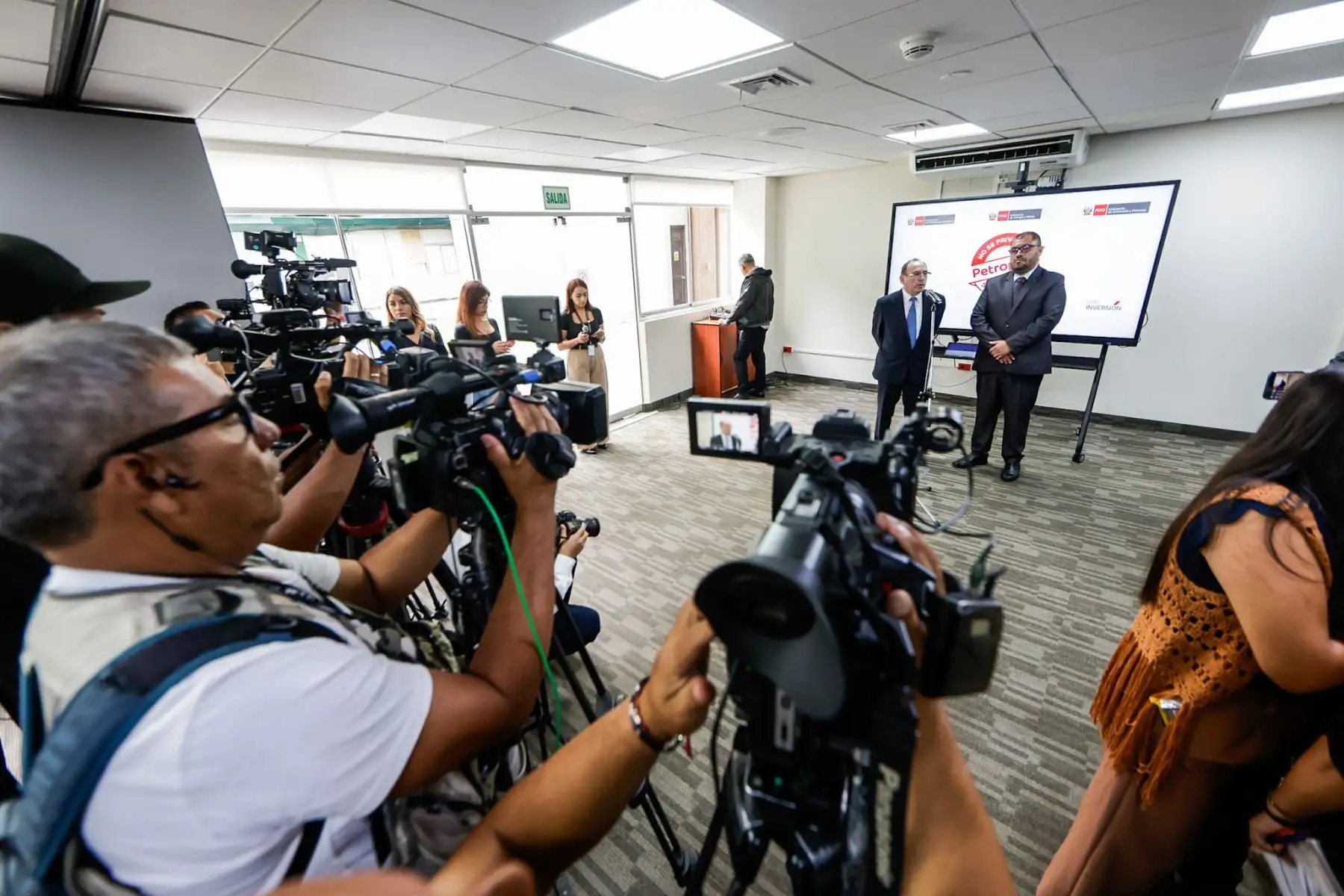 El ministro de Energía y Minas, Ángelo Alfaro, informó que el Gobierno aprobó un nuevo aporte financiero de 500 millones de soles a Petroperú, con el objetivo de asegurar la compra de combustibles para la refinería de Talara en el corto plazo. La medida busca garantizar la continuidad de las operaciones de la empresa estatal. El anuncio se dio en presencia del secretario general del sindicato de Petroperú, José Luis Saavedra. Foto: ANDINA/Luis Iparraguirre