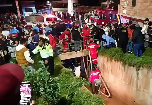 El conductor de un auto que sufrió un despiste aparatoso y quedó atrapado bajo un puente del distrito de Santiago, en Cusco, murió la noche del lunes, informó la Región Policial Cusco. ANDINA/Difusión