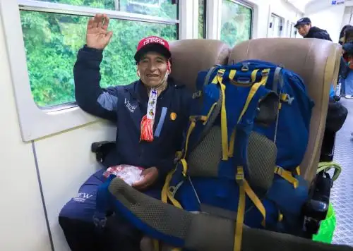 Los porteadores que ofrecen el servicio de traslado de equipajes de turistas que ingresan por el Camino Inca a la ciudadela inca de Machu Picchu cuentan desde hoy martes 17 de marzo con una frecuencia de tren exclusiva para retornar al distrito de Ollantaytambo. ANDINA/Difusión