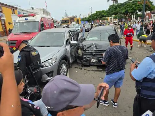 El conductor de una camioneta presuntamente provocó un cuádruple accidente esta mañana en la cuadra cuatro del jirón Pizarro, en plena plaza de Armas de la ciudad de Trujillo. ANDINA/Difusión