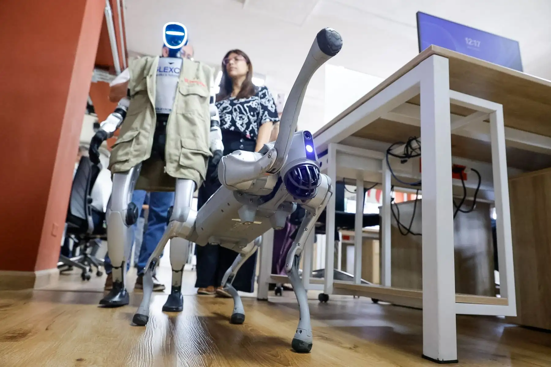 La demostración incluyó funciones de desplazamiento, reconocimiento e interacción en tiempo real con los usuarios presentes. Foto: ANDINA/Luis Iparraguirre.